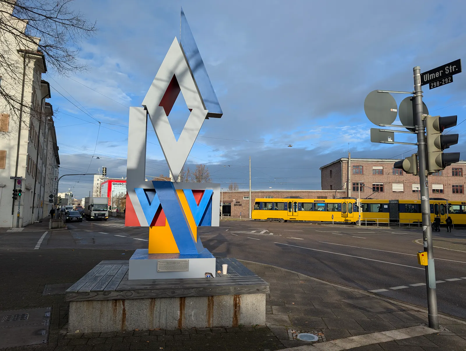 Die Hajek-Skulptur am Ortseingang zum "alten" Wangener Zentrum leuchtet wieder in den Originalfarben. Foto: Jürgen Brand