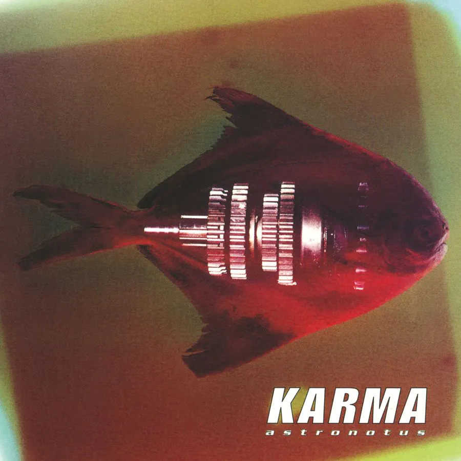 Copertina dell'album Astronotus dei Karma: la sagoma rossa di un pesce racchiude ingranaggi metallici su sfondo sfumato.