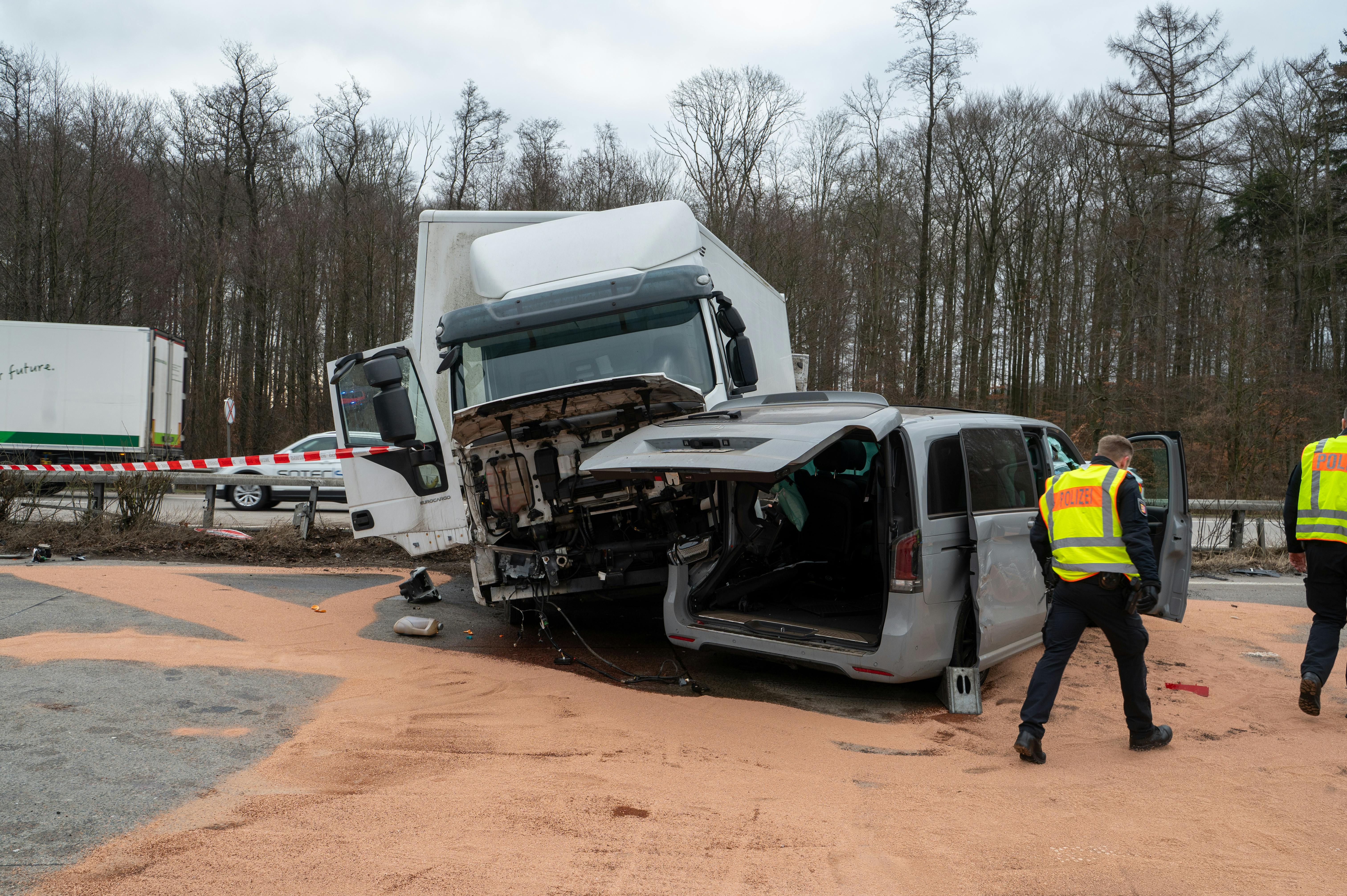 Der Lastwagen und ein beteiligter Van stehen völlig beschädigt auf der Fahrbahn