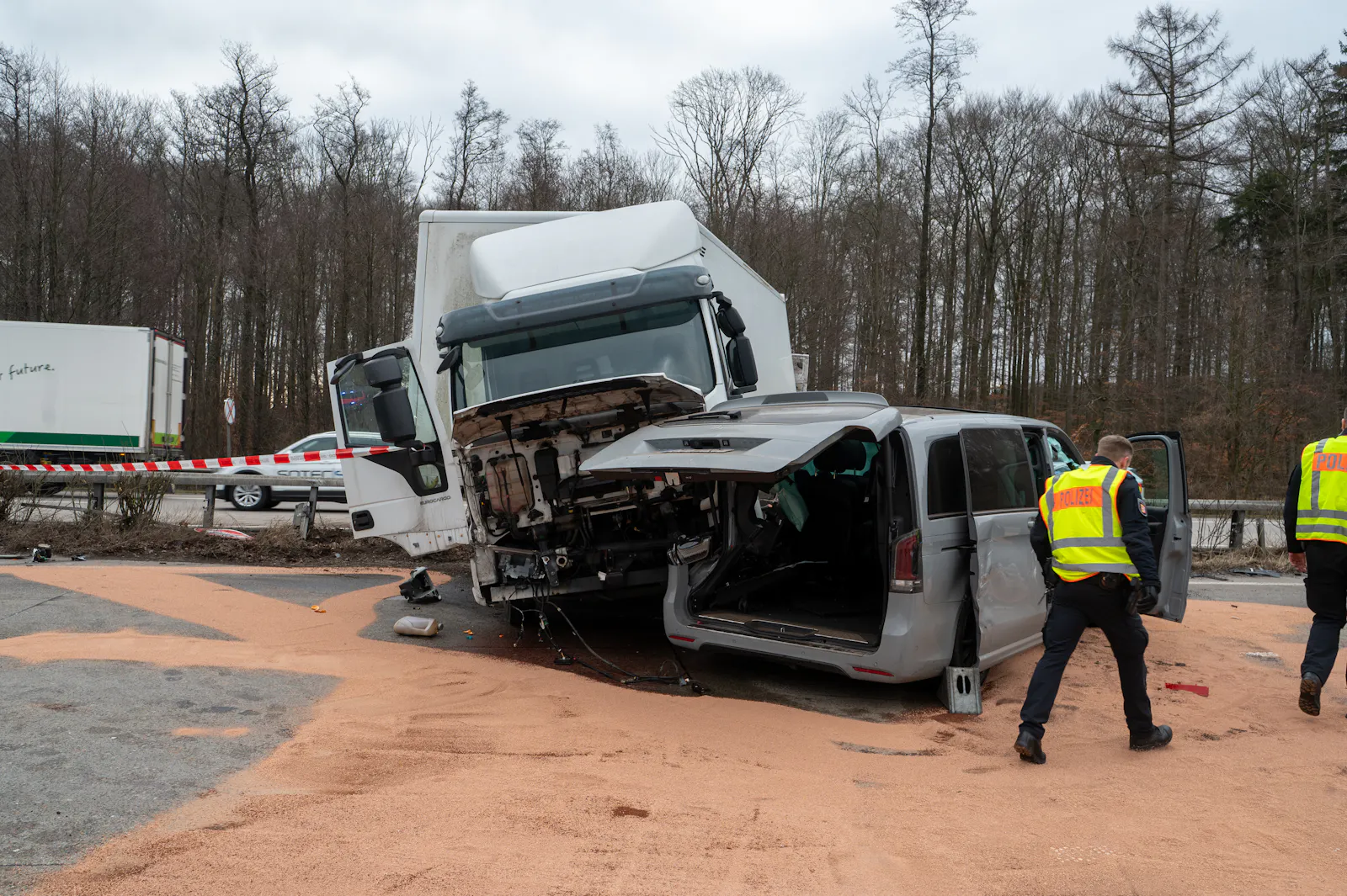 Der Lastwagen und ein beteiligter Van stehen völlig beschädigt auf der Fahrbahn