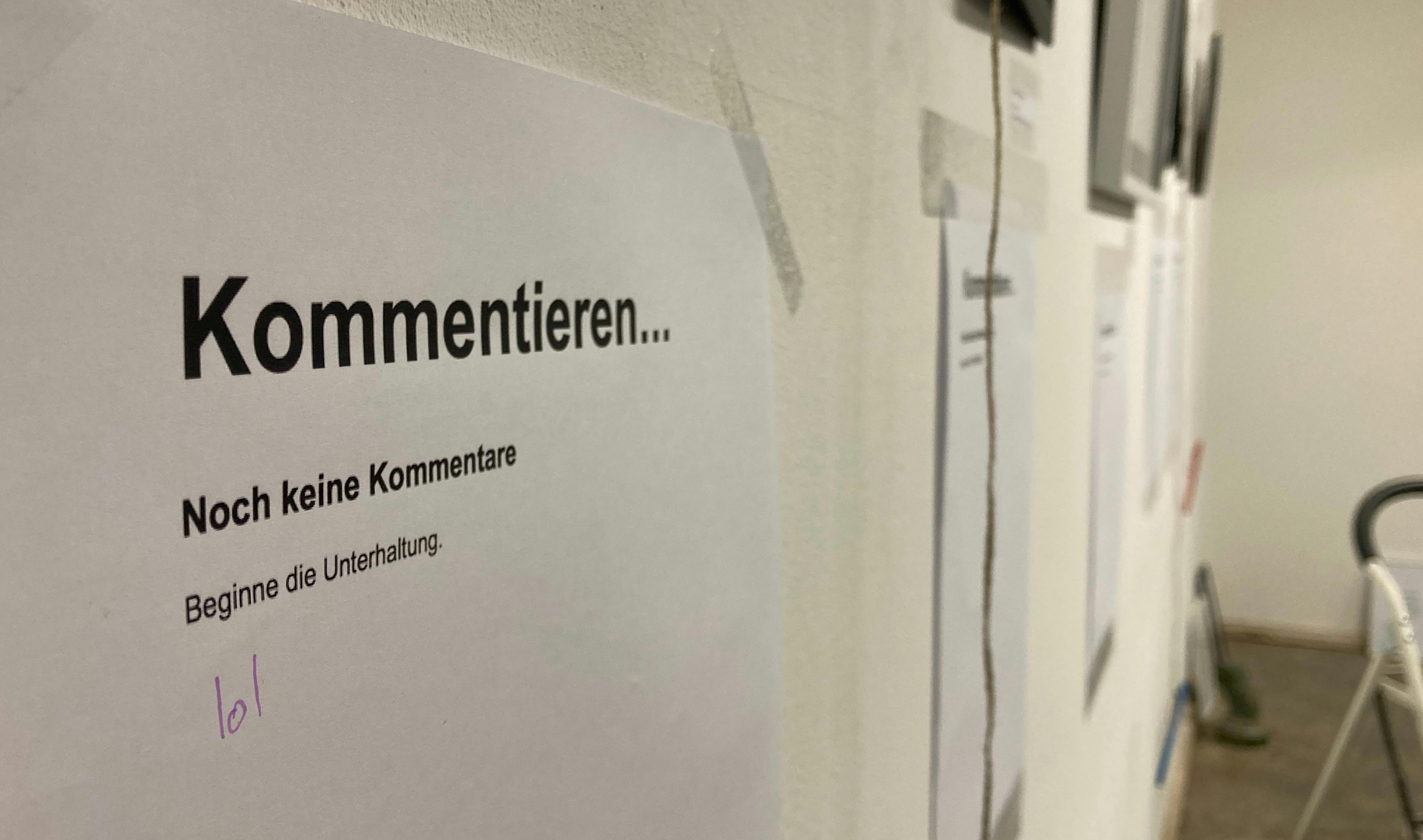 Papierene Kommentarspalte mit einem Kommentar, der sagt "lol"