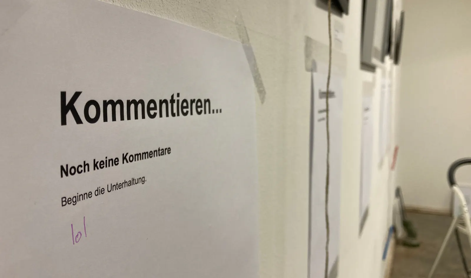 Papierene Kommentarspalte mit einem Kommentar, der sagt "lol"