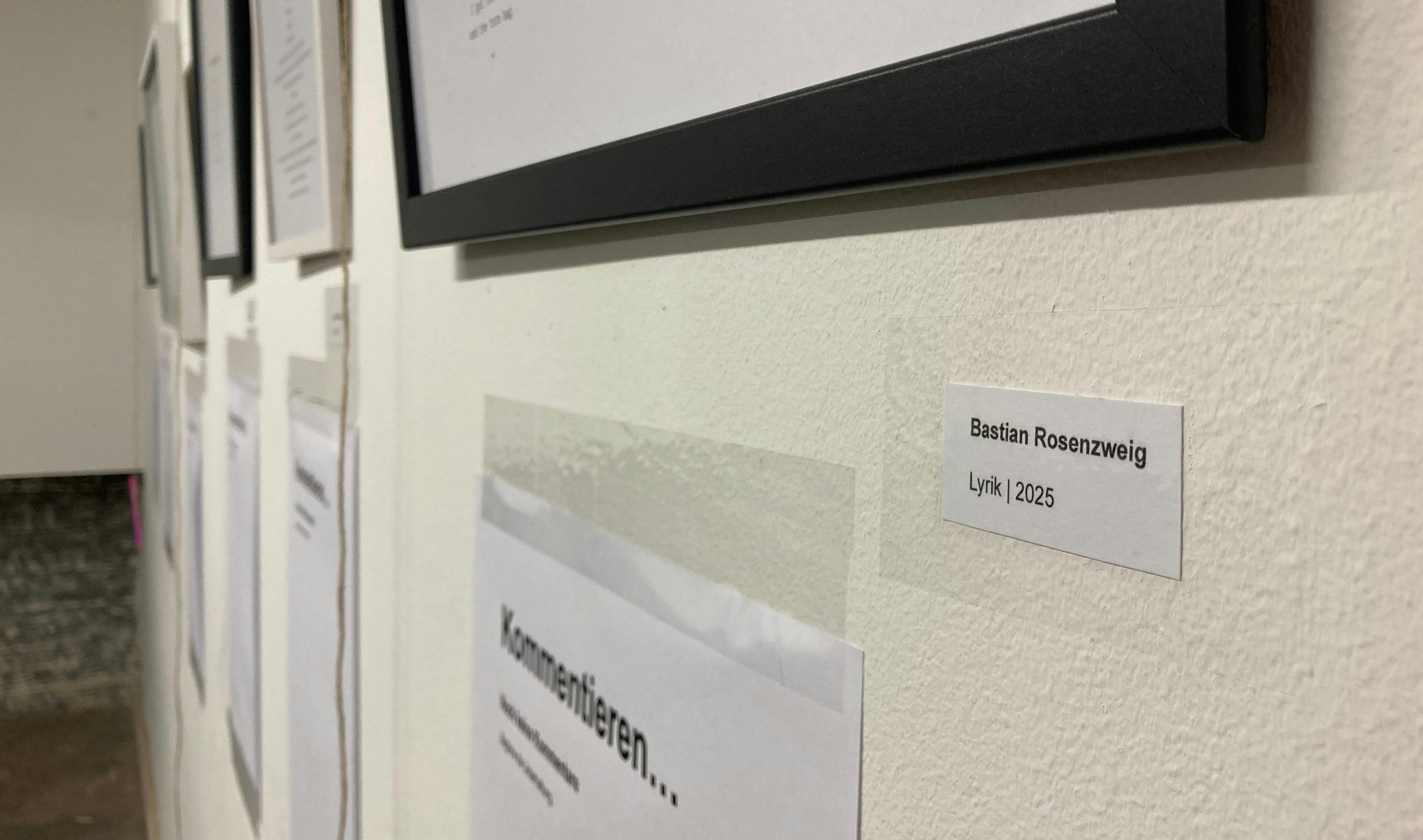 Ausgestellte Texte mit Kommentarspalten aus Papier