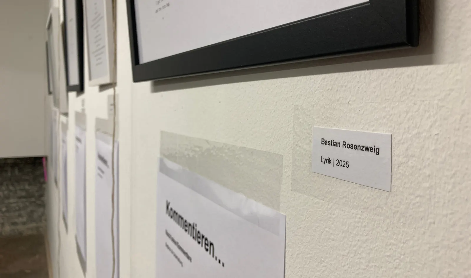 Ausgestellte Texte mit Kommentarspalten aus Papier