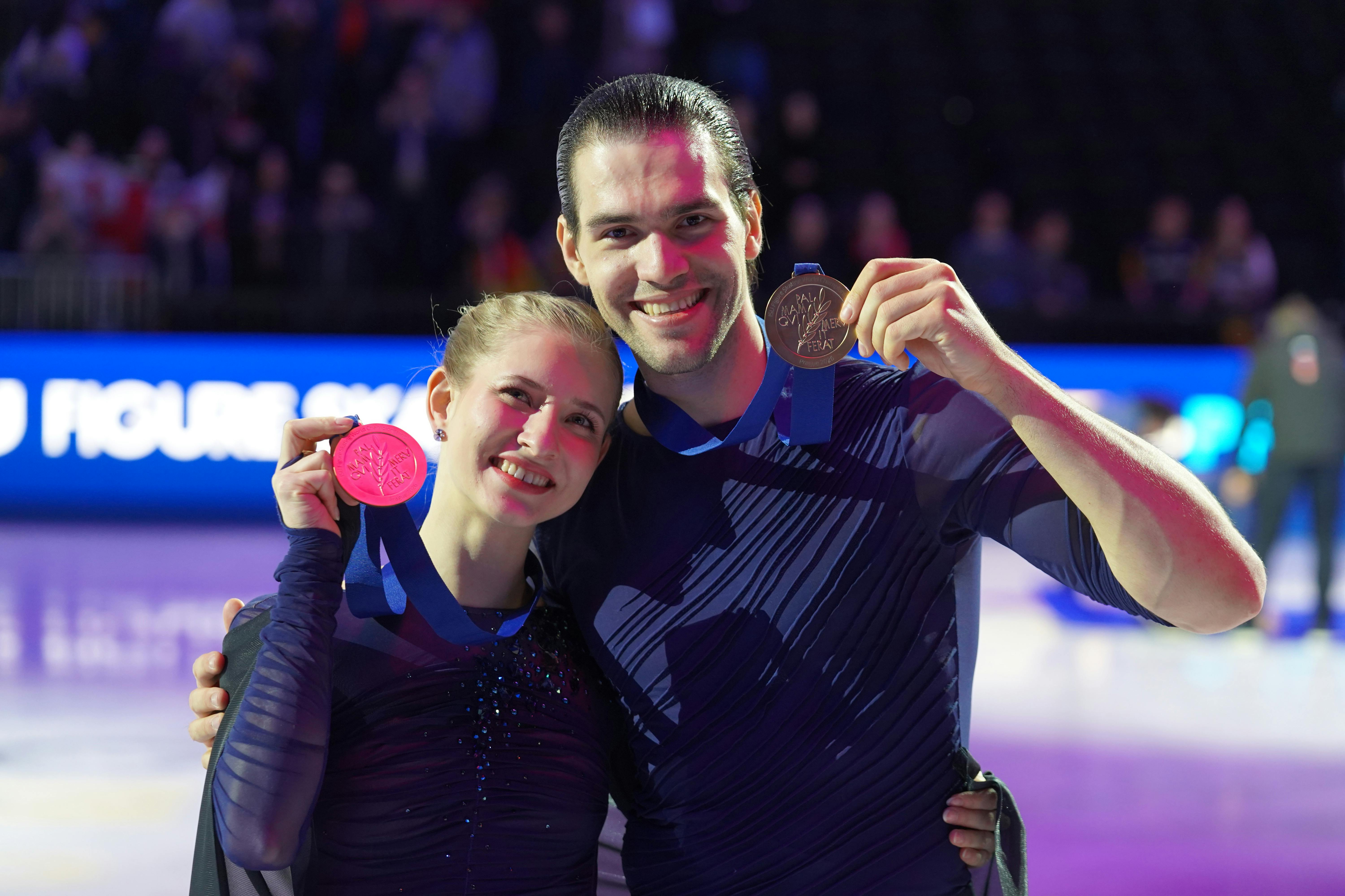 Minerva Hase/Nikita Volodin: Das Weltmeister-Interview - Pirouette ...