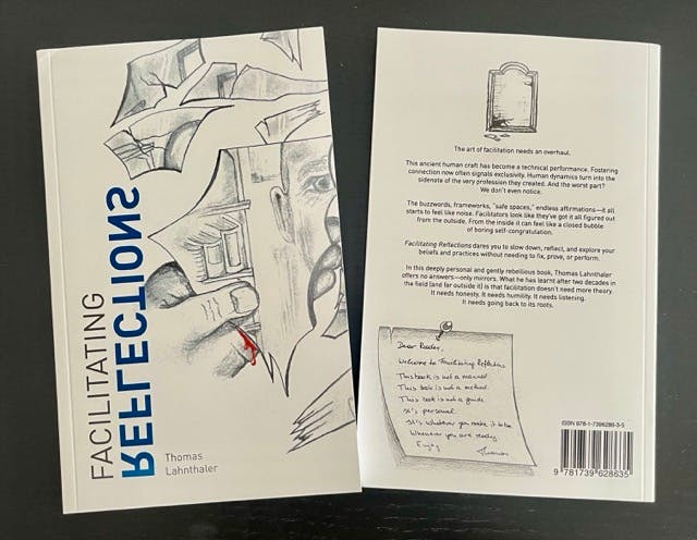 Cover und Rückseite von Thomas Lahntahler seinem Buch "Facilitating Reflections"