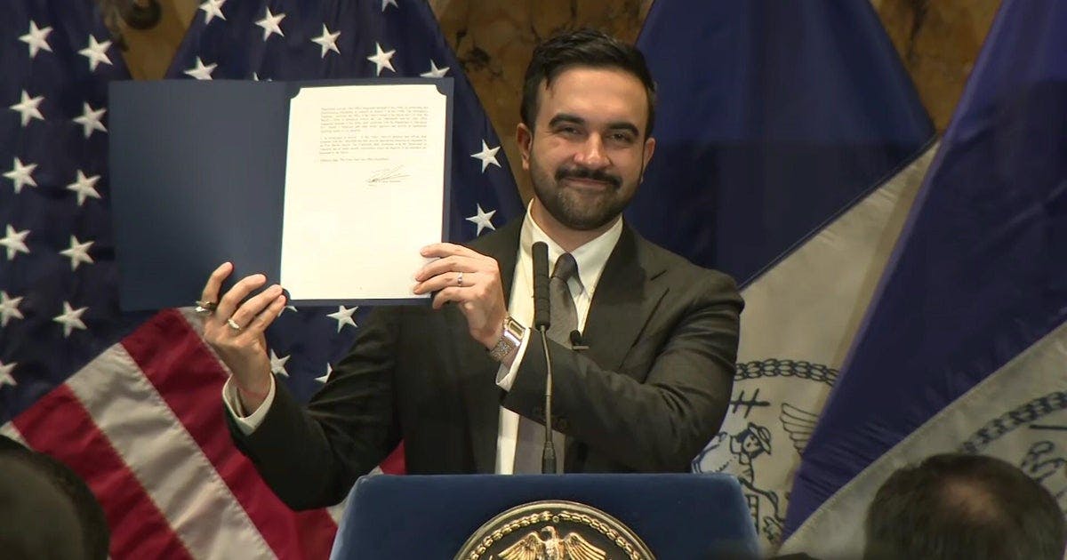 Die Executive Order 13, unterzeichnet von Zohran Mamdani am 06.02.2026, ist eine Schutzmaßnahme für Einwanderer. Sie verbietet ICE den Zugang zu städtischem Eigentum wie Schulen und Krankenhäusern ohne Haftbefehl, schützt private Daten der Bürger und stärkt die Sanctuary-Laws (Zufluchtsort-Gesetze) der Stadt.
