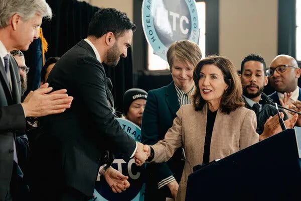 Schwieriger Schulterschluss: Zohran Mamdani (links) und Kathy Hochul (rechts).