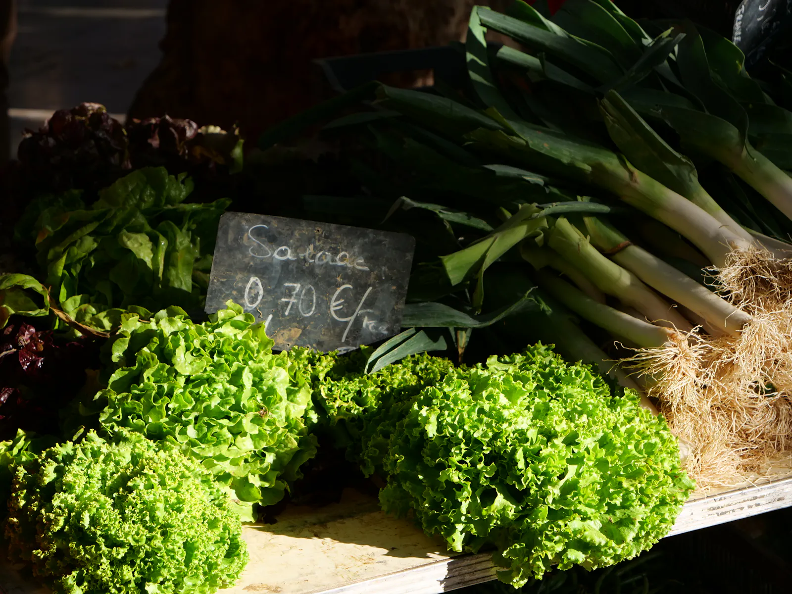 Frischer Salat und Lauch an einem Marktstand. Foto: Jürgen Brand