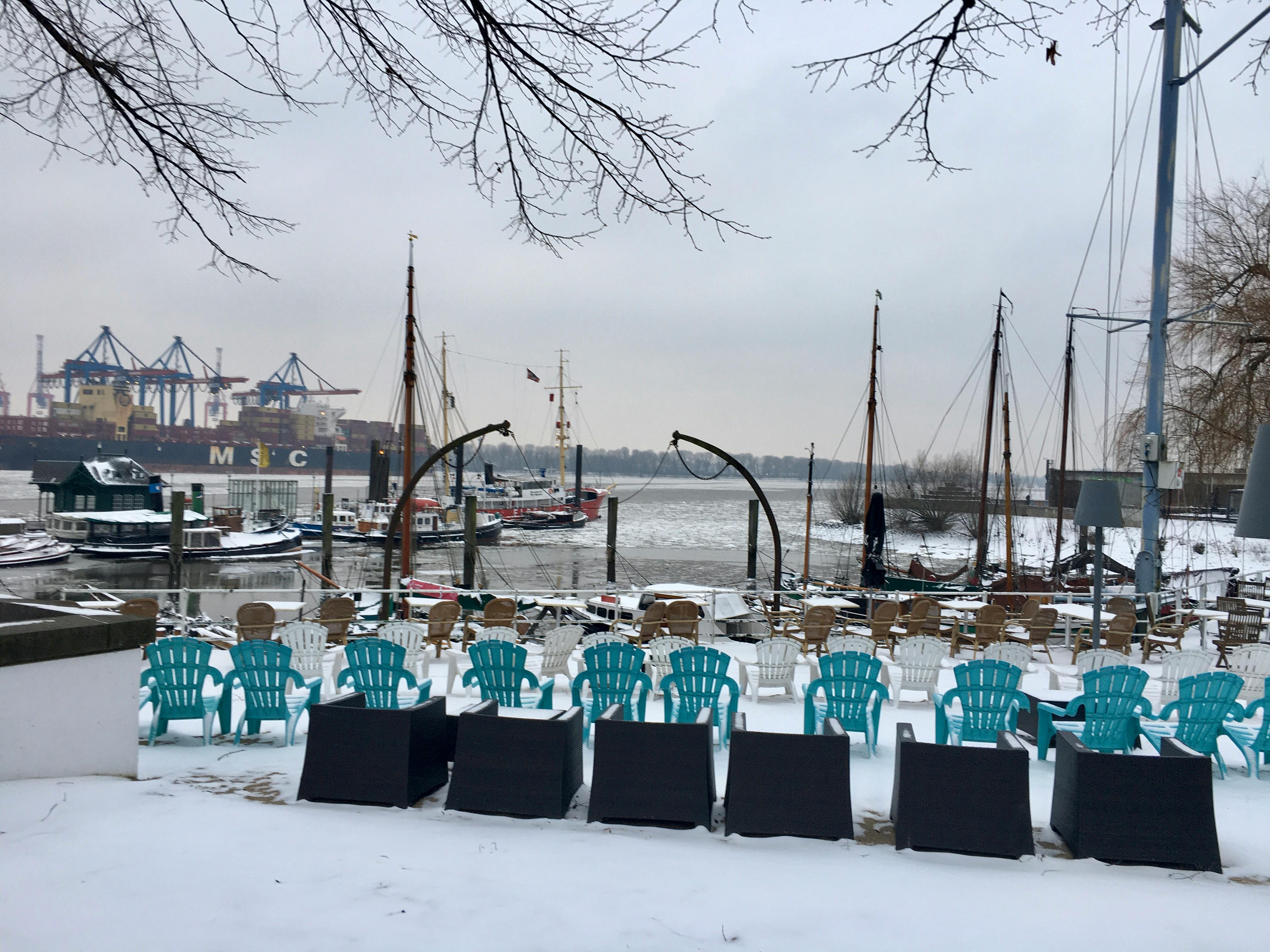 Verschneite Stühle in einem Beachclub