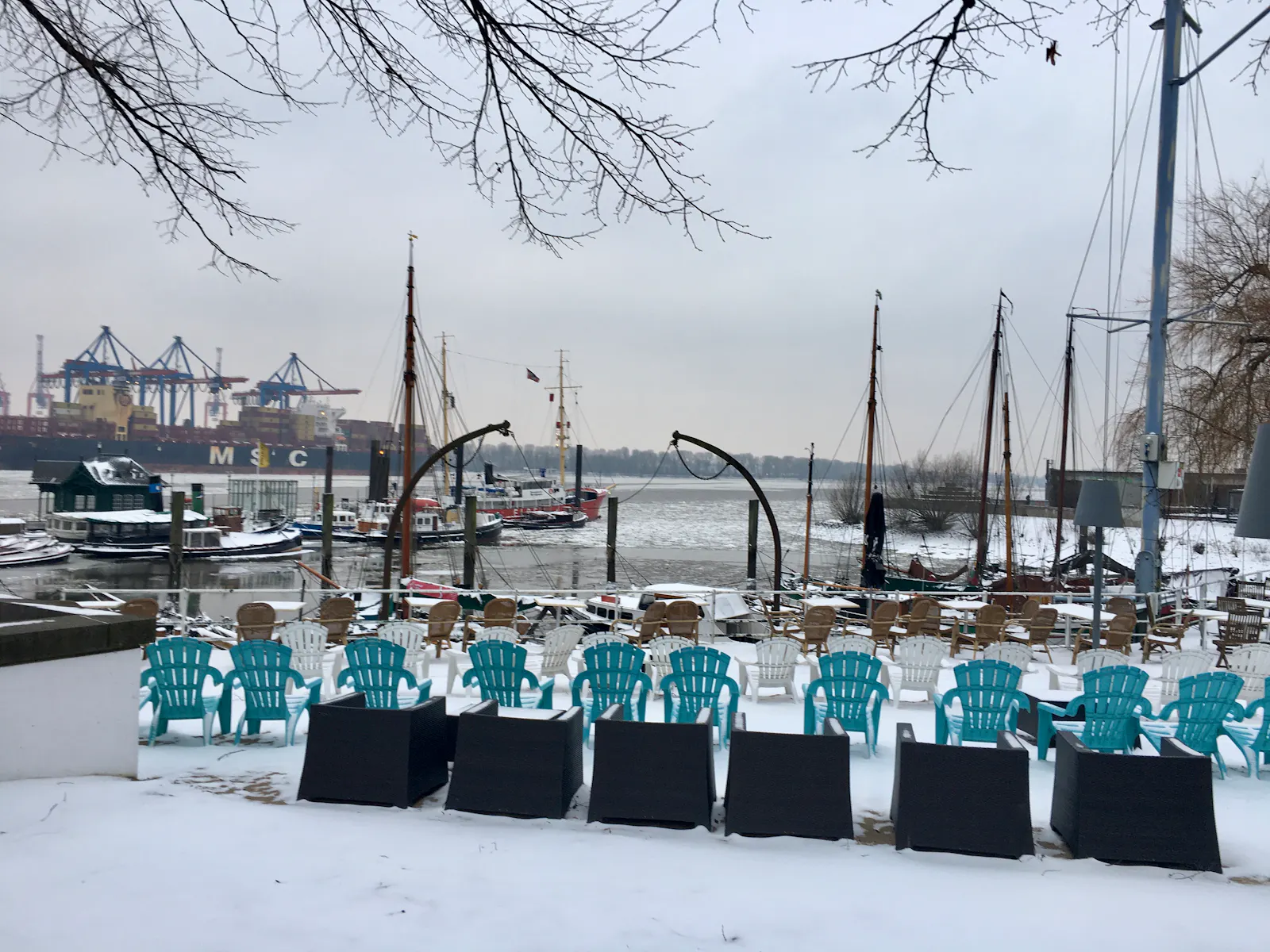 Verschneite Stühle in einem Beachclub