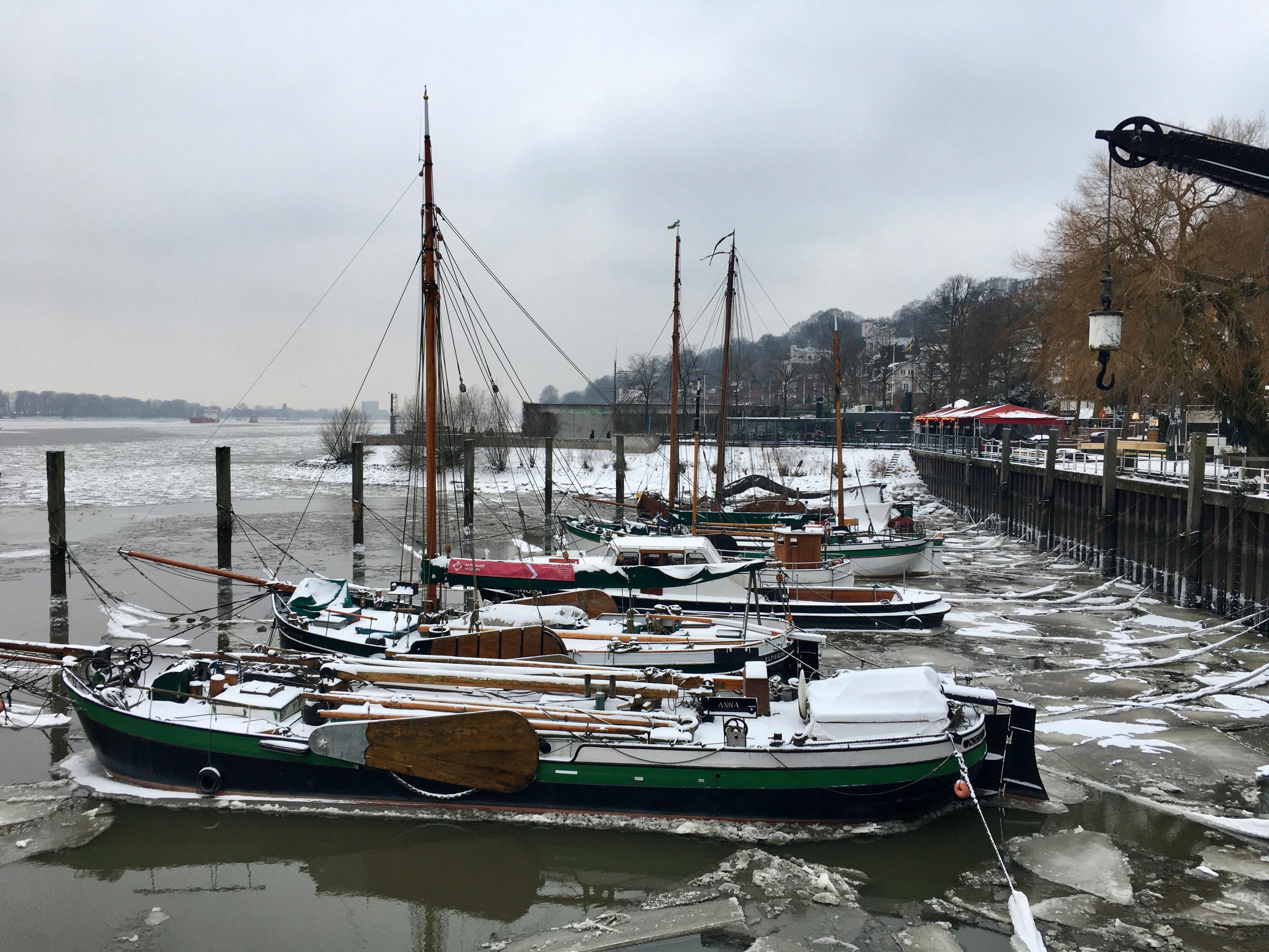 Kleine ältere Schiffe mit Eisschollen im Museumshafen