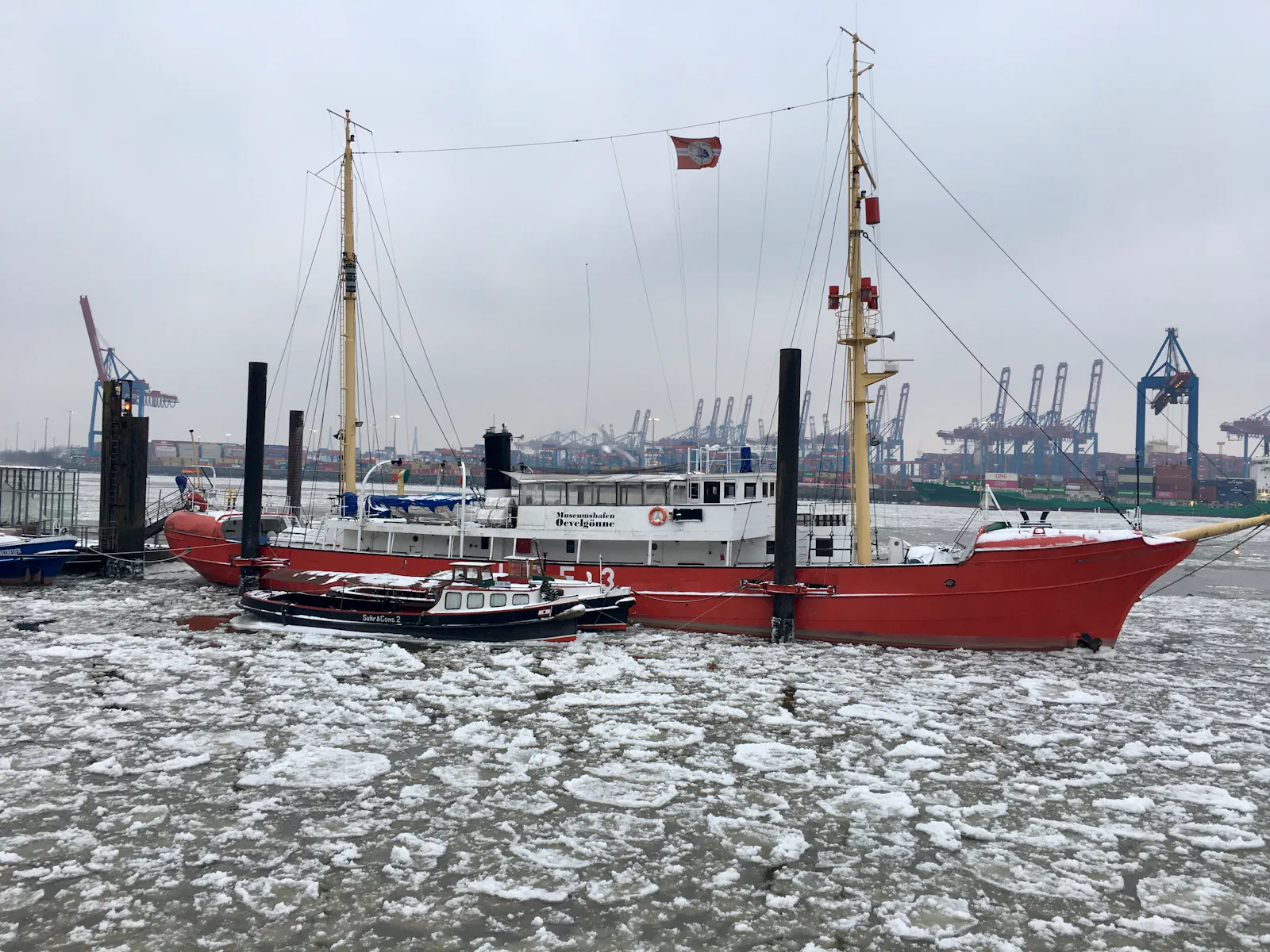Feuerschiff mit Eisschollen