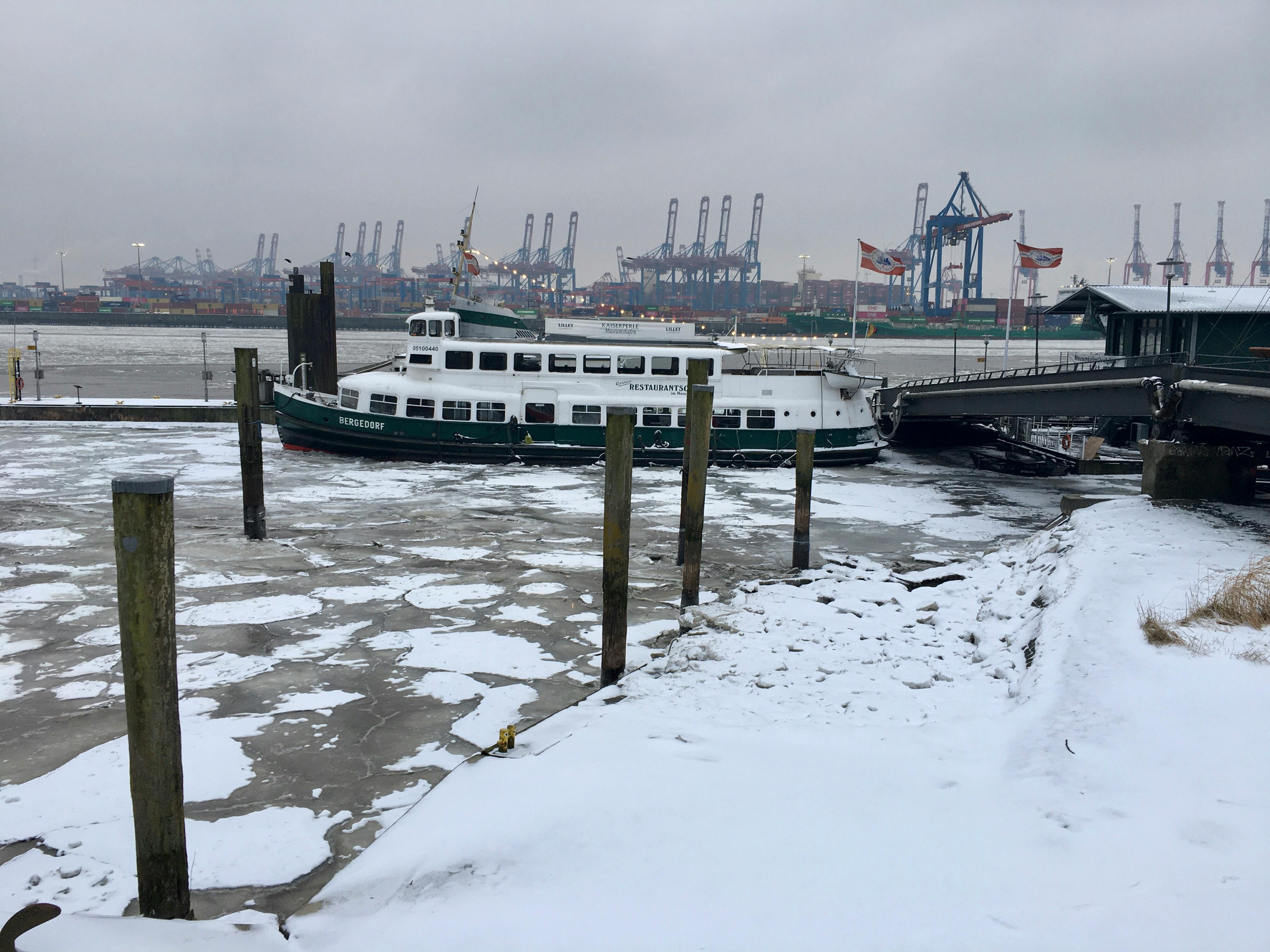 Eisschollen im Museumshafen, die MS Bergedorf und Hafenkräne