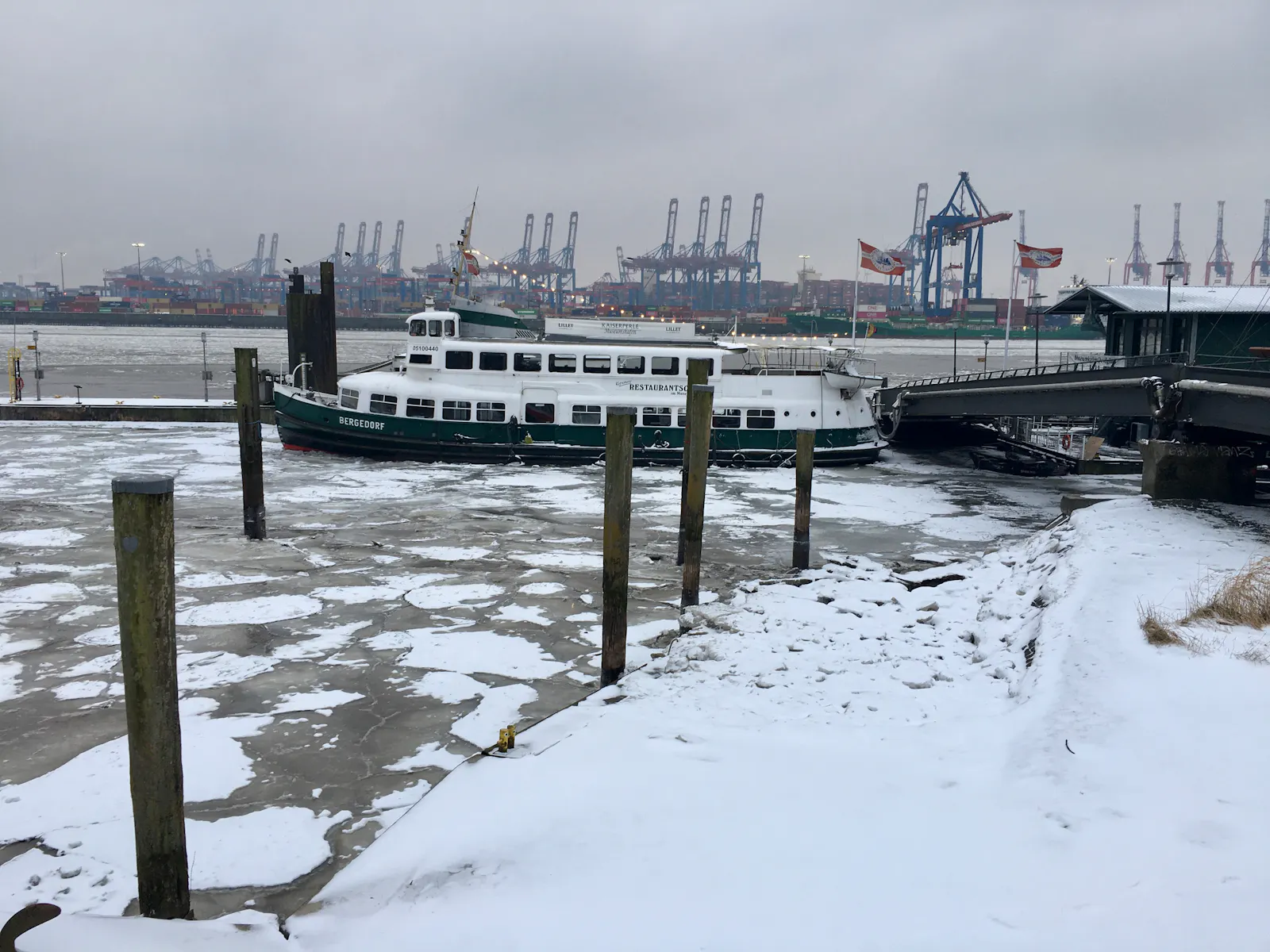 Eisschollen im Museumshafen, die MS Bergedorf und Hafenkräne