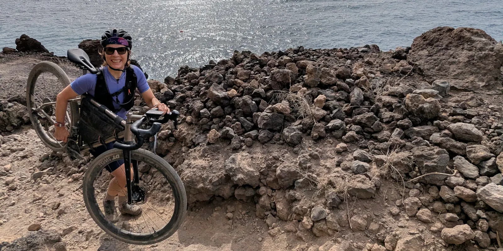 Ariane beim sprichwörtlichen Bikepacking auf den Kanaren. Foto: Michael Kneip