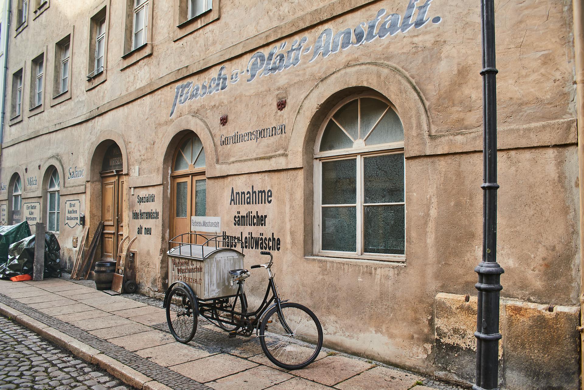 GÖRLIWOOD AN HOLLYWOOD | Für Historisches liefert die Görlitzer Innenstadt die perfekten Szenen. Nun hat das städtische Filmbüro eine internationale Marketingkampagne gestartet. Produzenten, Regisseure und Scouts bekommen Postkarten, die Görlitz als Filmlocation anpreisen. So will die Metropole der Oberlausitz an den Erfolg von „The Grand Budapest Hotel“ und „Haus der Träume“ anknüpfen. Foto: Stadt Görlitz
