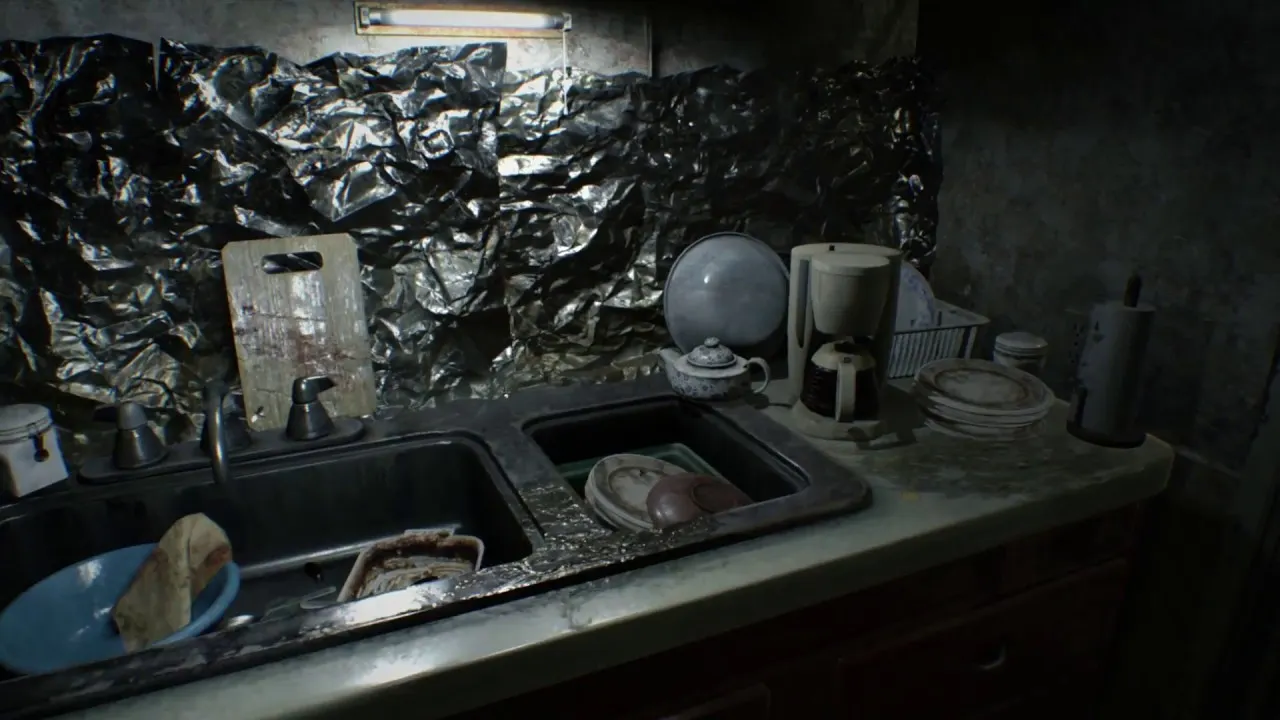 Screenshot einer versifften Küche aus Resident Evil 7. Schmutziges Geschirr stapelt sich, Schimmelpilze halten Vollversammlungen ab.