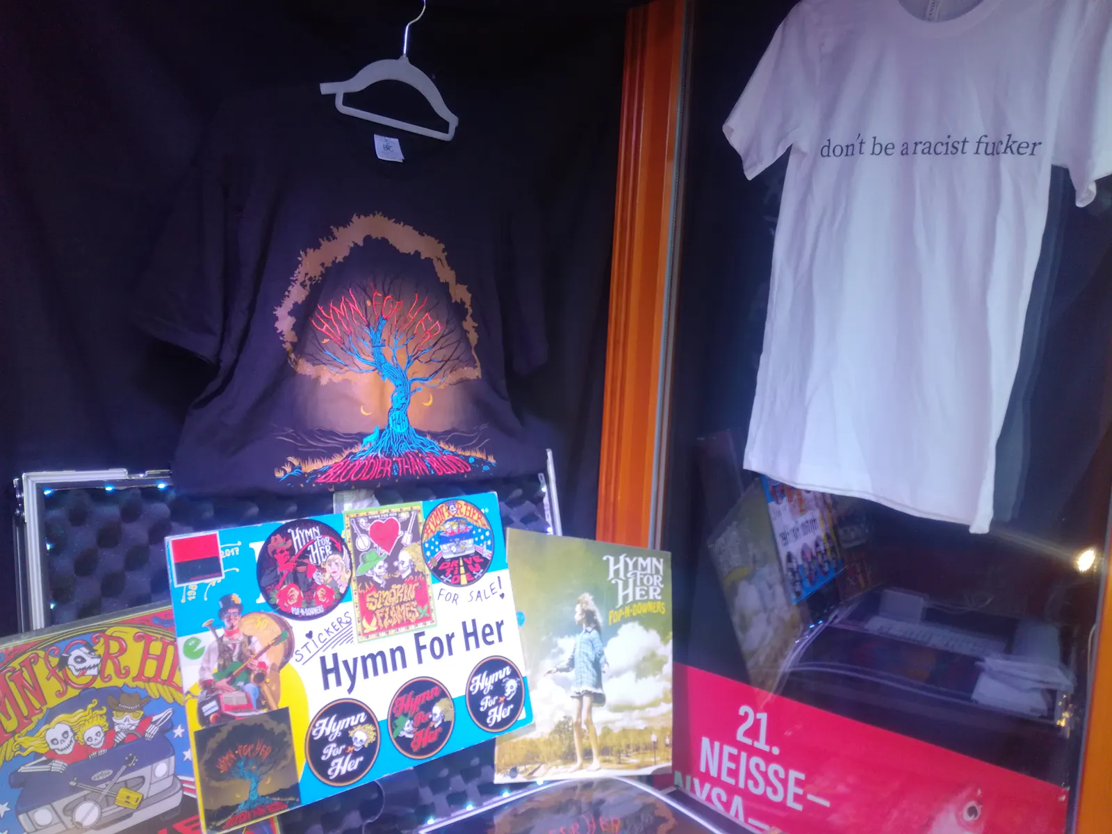 Merchstand von Hymn of Her. T-Shirt mit Aufschrift "don't be a racist fucker"