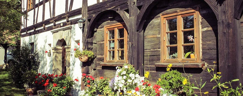 UMGEBINDE-PREIS | Ein Umgebindehaus braucht viel liebevolle Care-Arbeit. Doch die wird belohnt. 2026 vergibt die Stiftung Umgebindehaus zum 16. Mal ihren Preis. Im Topf sind 7.000 Euro an Preisgeldern aus den Oberlausitzer Sparkassen. Bewerben können sich Hauseigentümer oder Vereine, die sich besonders um den Erhalt der lokaltypischen Bauwerke verdient gemacht haben. Schnell muss es allerdings gehen: Einsendeschluss ist bereits am 6. April. Der Preis wird am 12. September vergeben. 
Foto: Stiftung Umgebindehaus