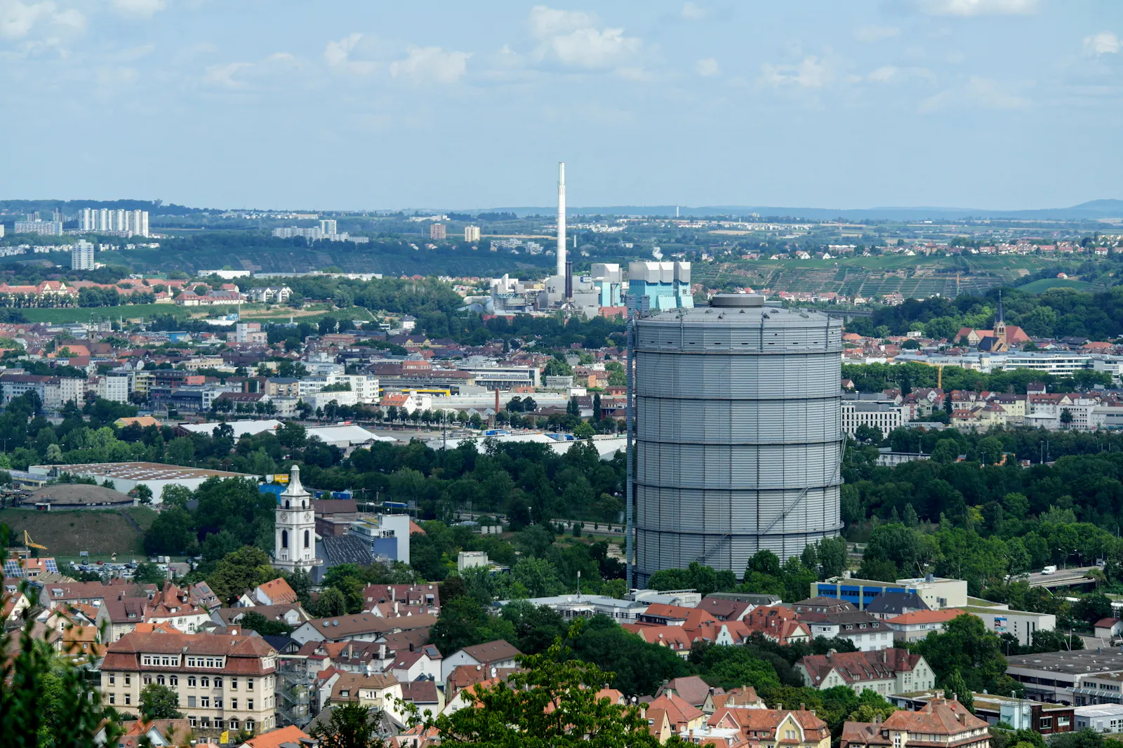 Aussicht über Stuttgart-Gaisburg mit Gaskessel und Gaisburger Kirche. Foto: Jürgen Brand