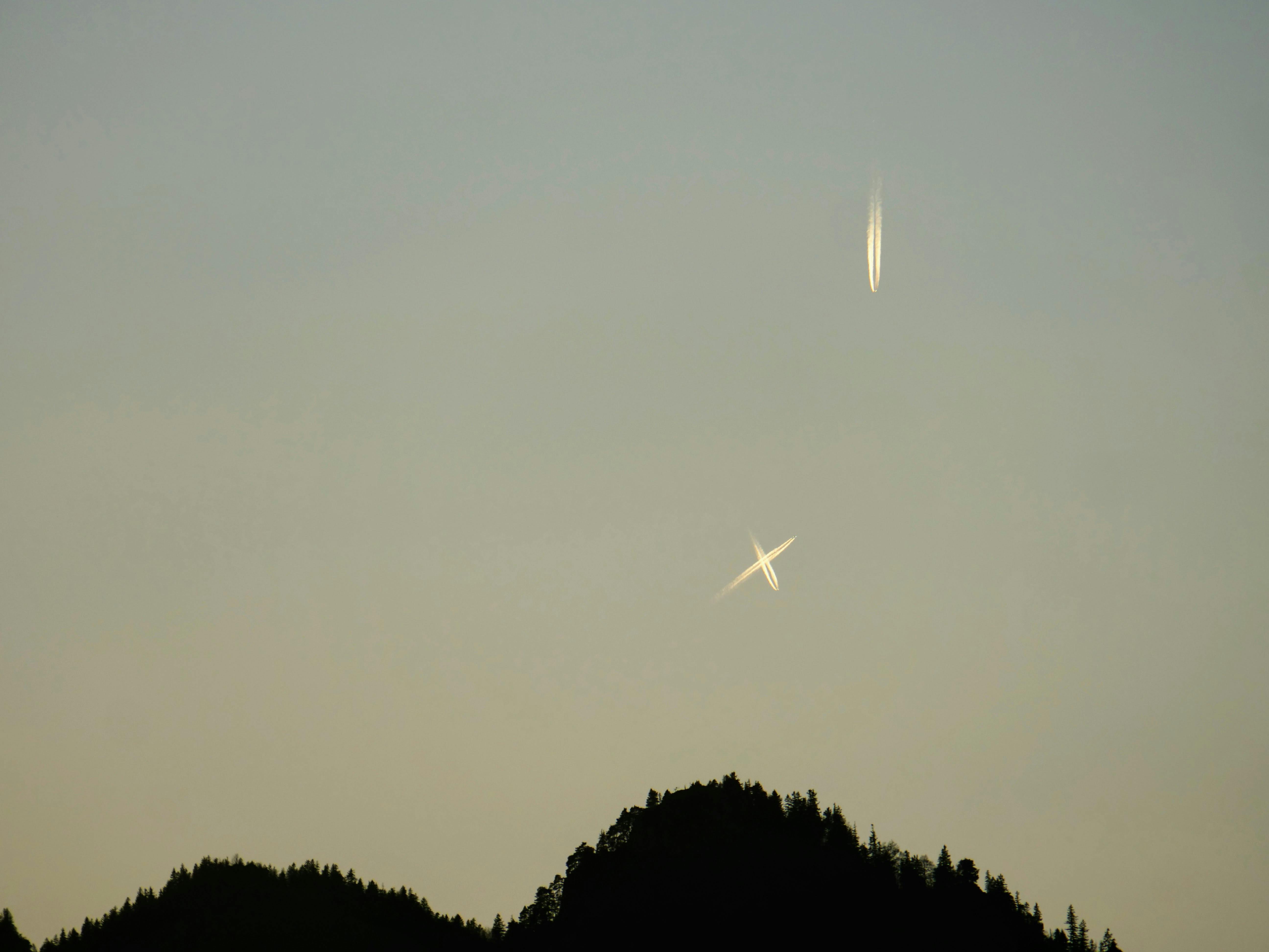 Wenn es in diesen Herbsttagen wolkenlos ist, zeichnen Flugzeuge manchmal Figuren an den Abendhimmel (Foto: Jürgen Brand).