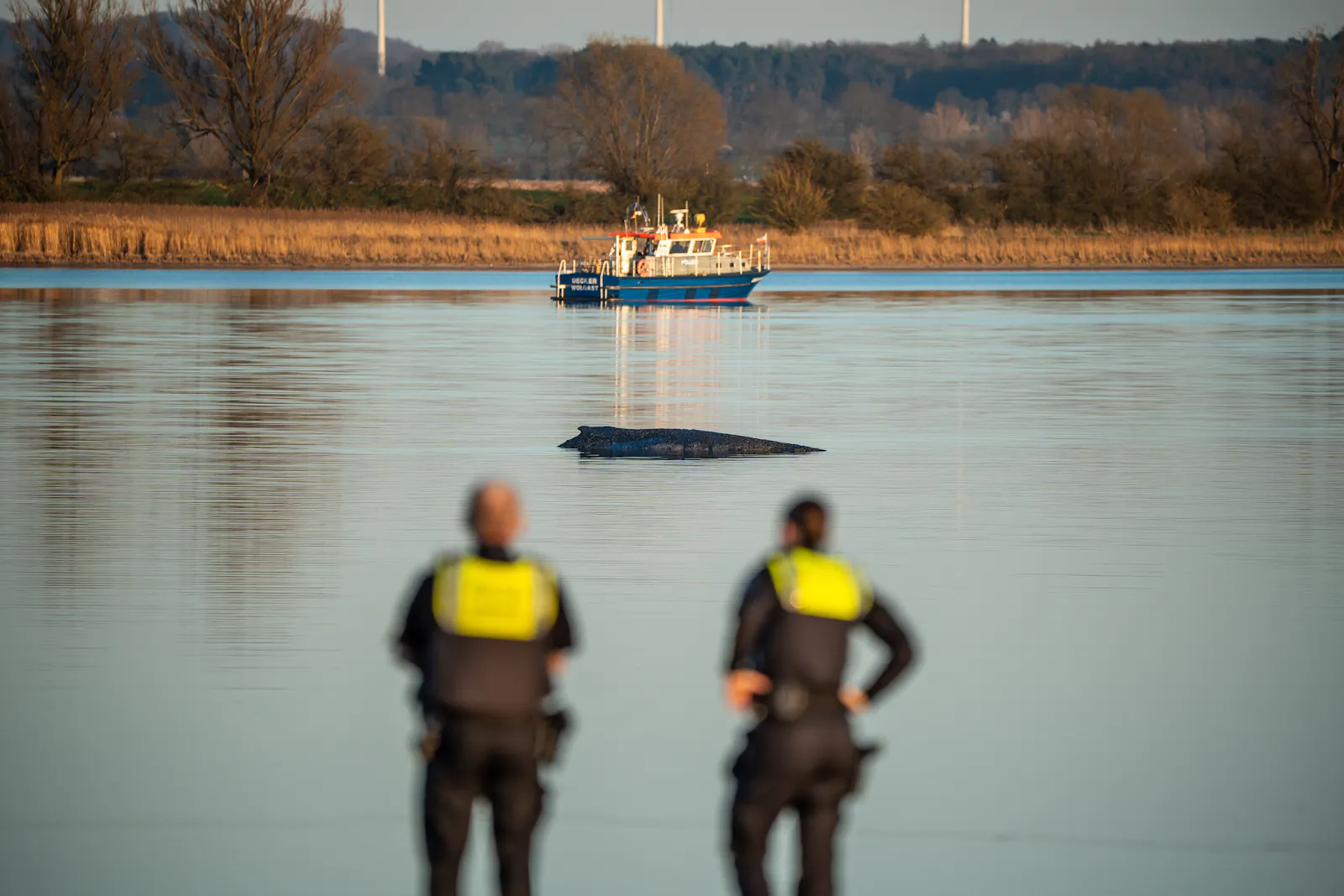 Die Polizei überwacht den Bereich dauerhaft - an Land und zu Wasser.