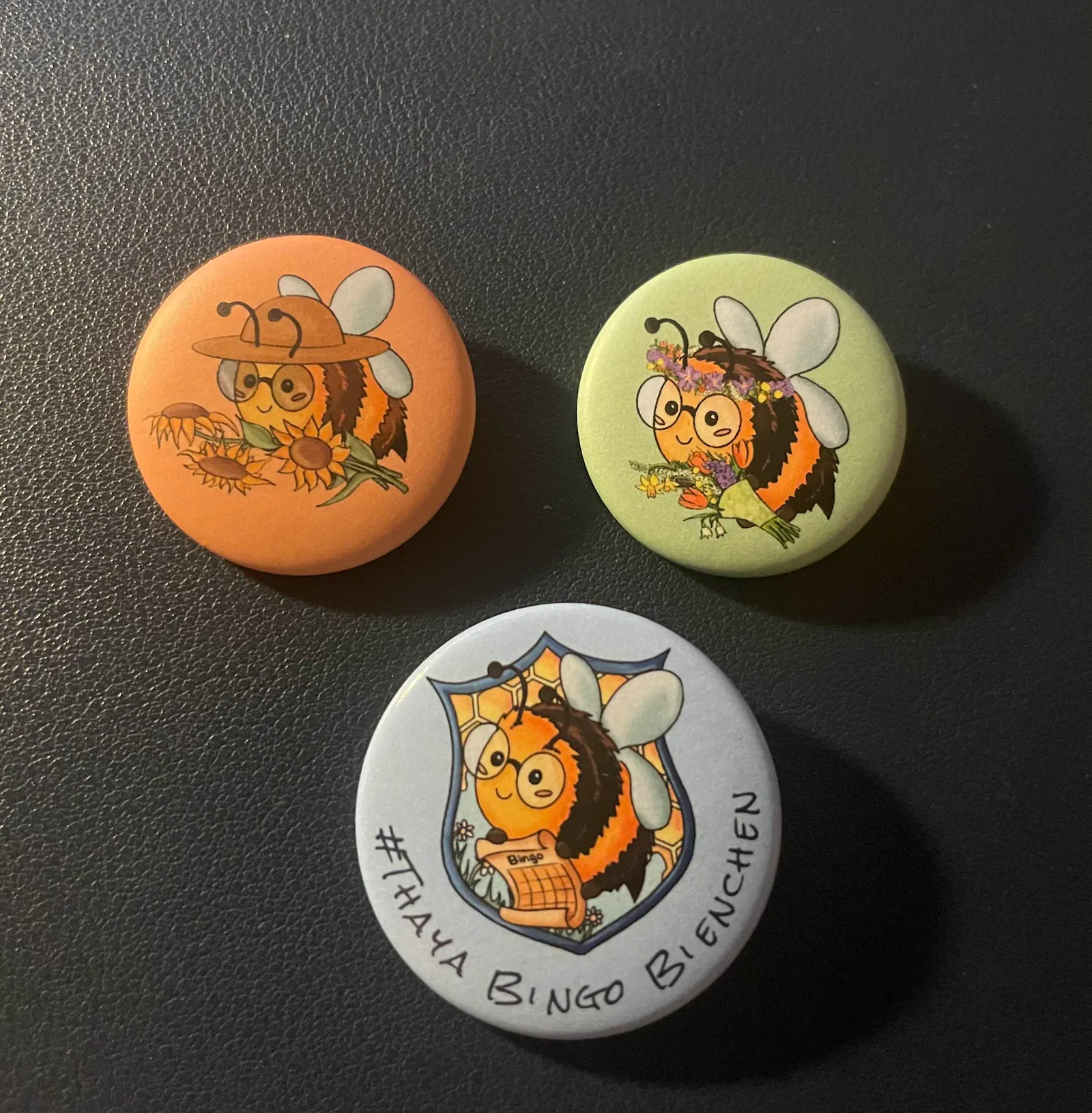 Unterschiedliche Buttons mit den Motiven verschiedener Bingo-Bienchen.