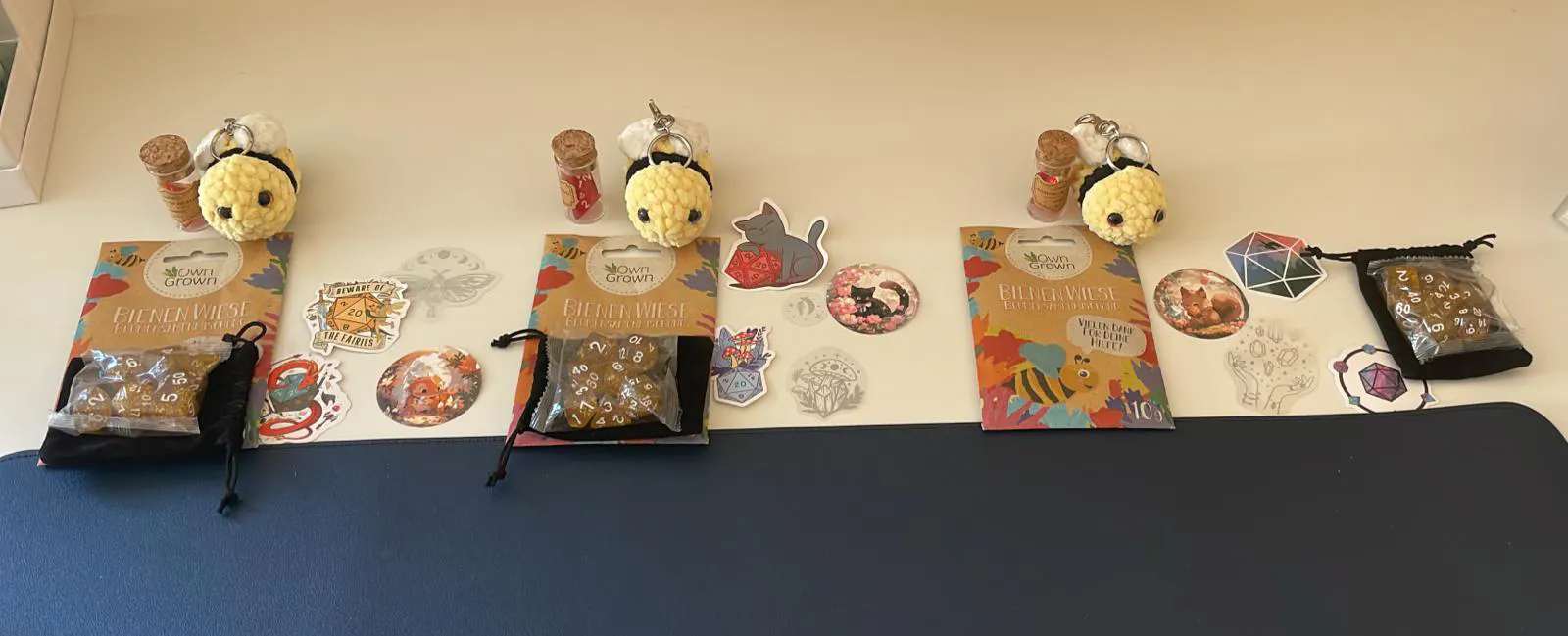 Geschenke wie Würfel, Bienchen-Schlüsselanhänger und Sticker.
