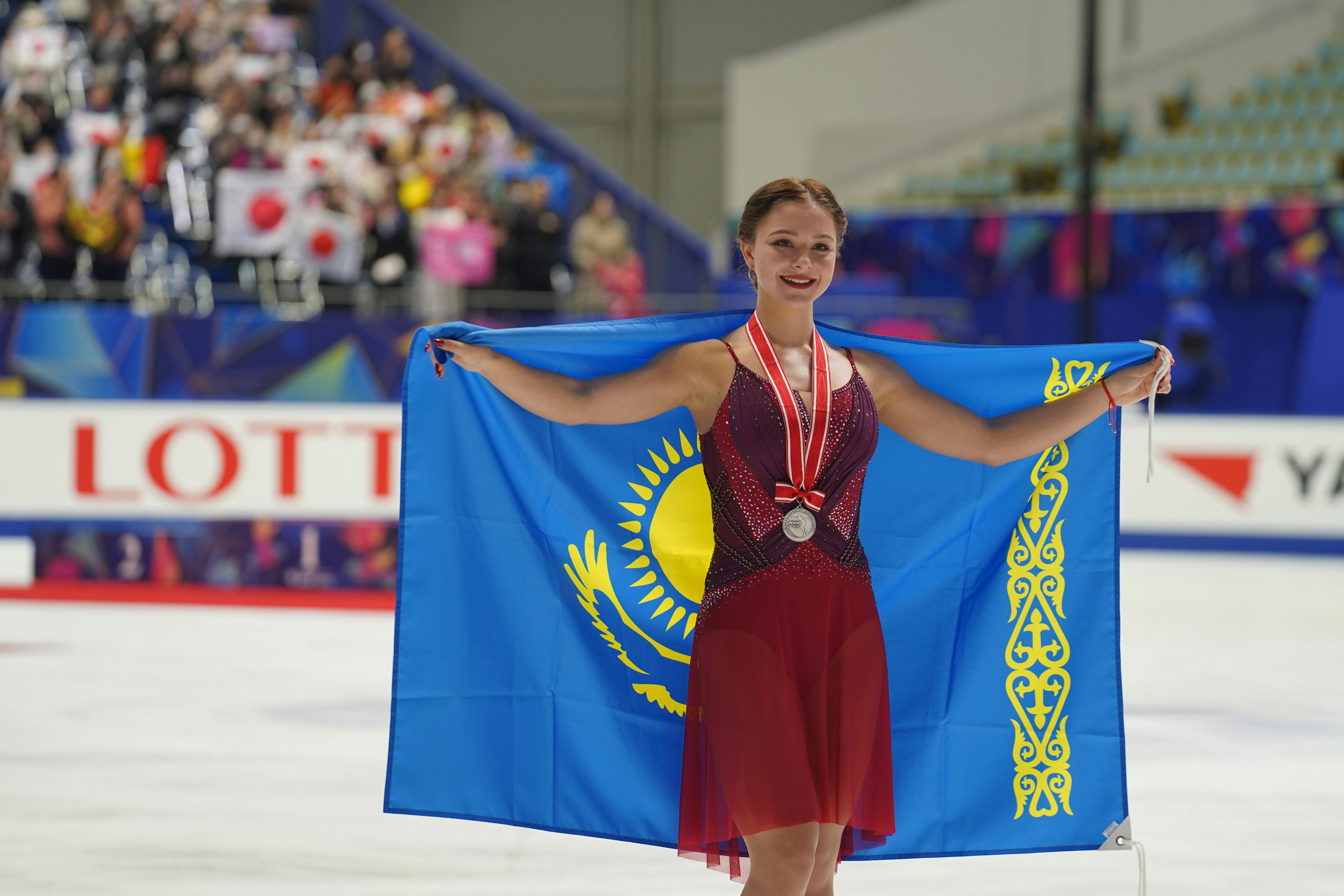 Sofia Samodelkina mit Medaille und kasachischer Fahne bei der NHK Trophy 2025
