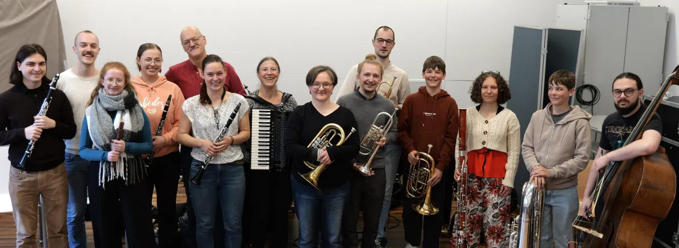 Gruppenbild der Workshop-Teilnehmenden mit Instrumenten