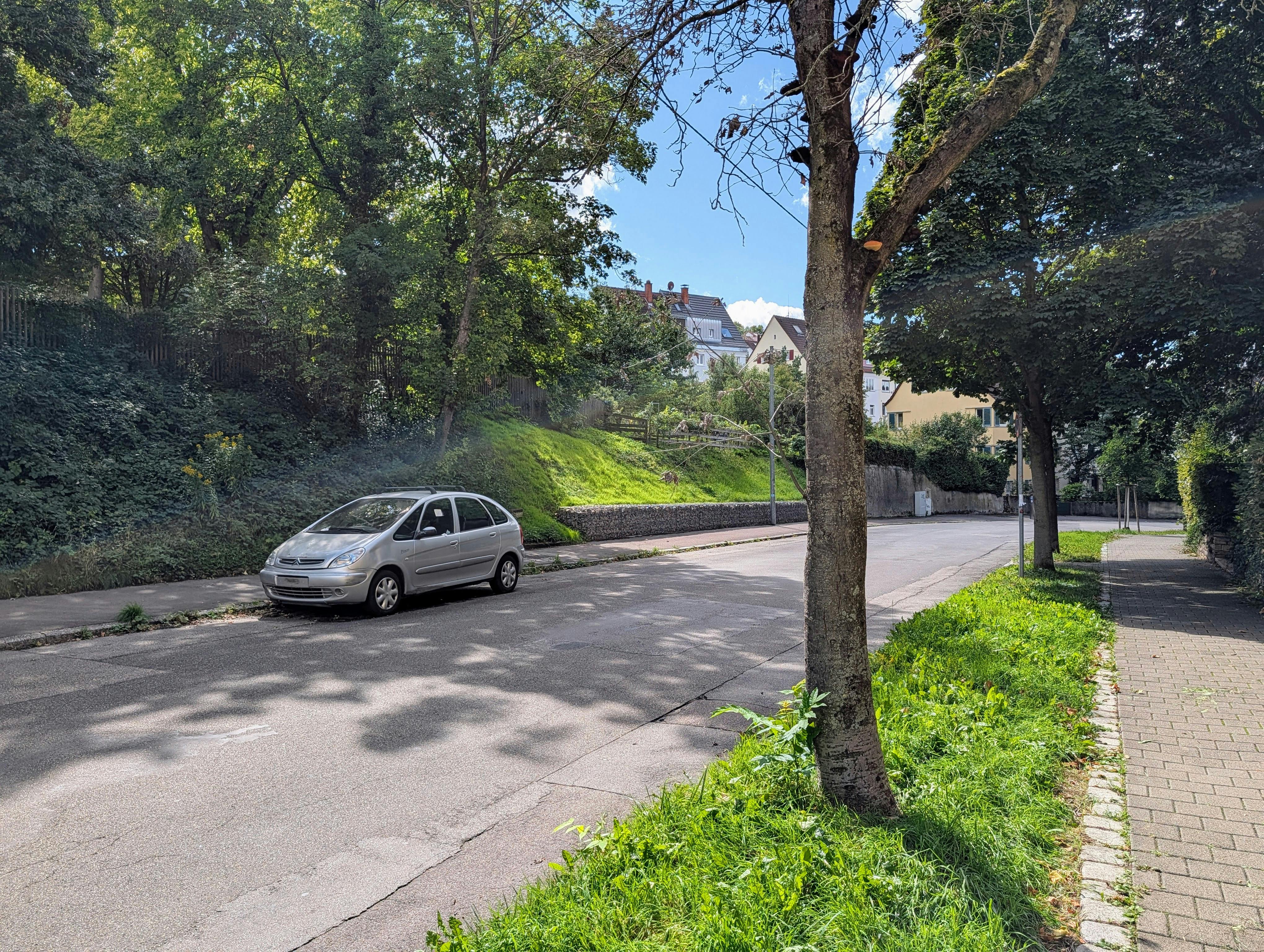 Fast ein Jahr lang stand dieses Auto ohne Kennzeichen in der Parkraummanagement-Zone an der Schurwaldstraße und bekam immer mehr Strafzettel und aufgeklebte Bußgeld- und Abschleppankündigungen. Jetzt ist es endlich weg. Foto: Jürgen Brand