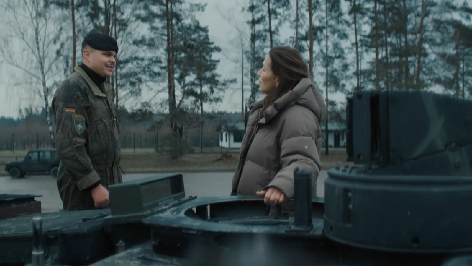 anne will und soldat stehen am panzer