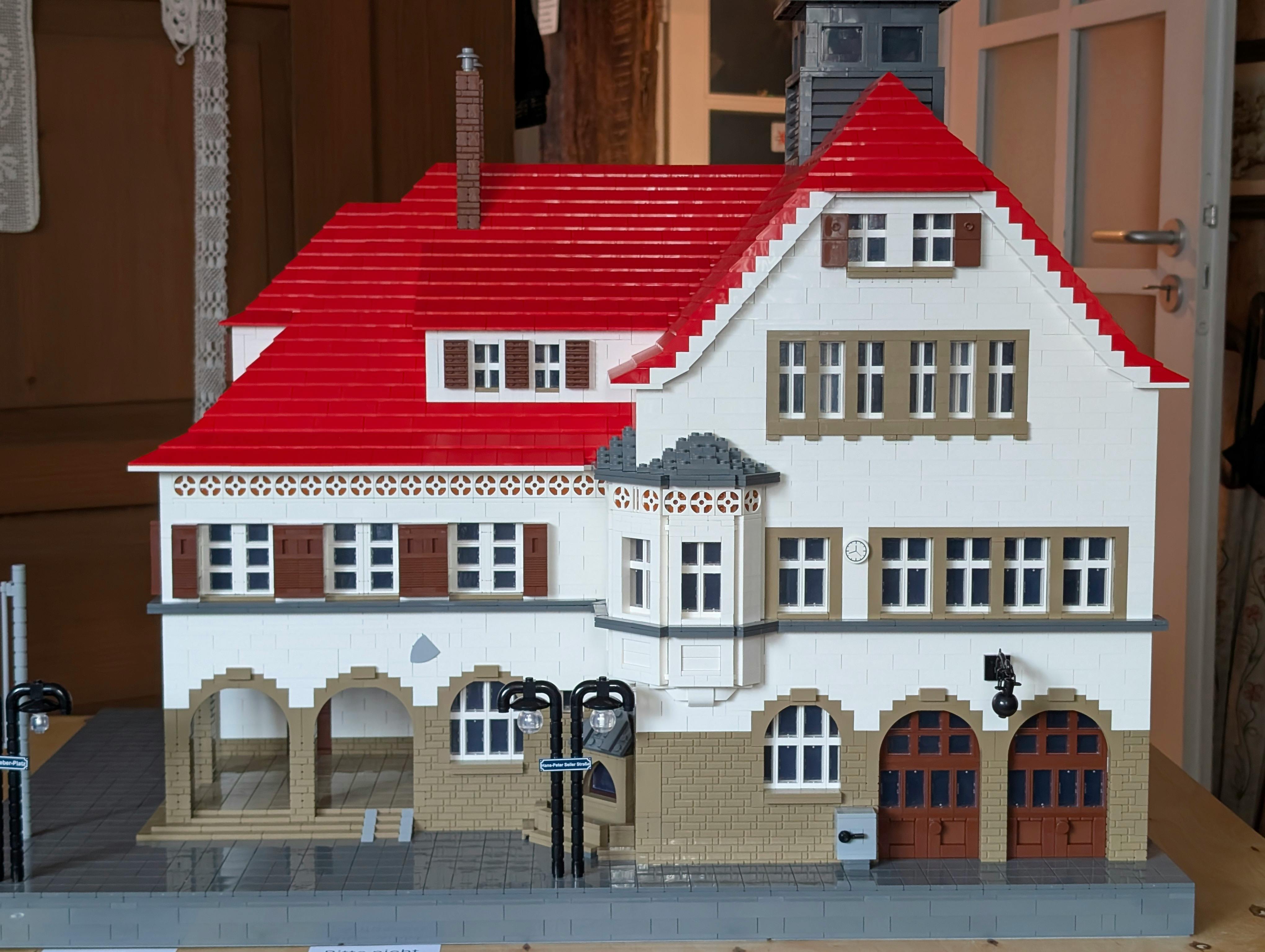 Der detailgetreue Nachbau des Hedelfinger Bezirksrathauses besteht aus 13.579 Legosteinen. Foto: Jürgen Brand