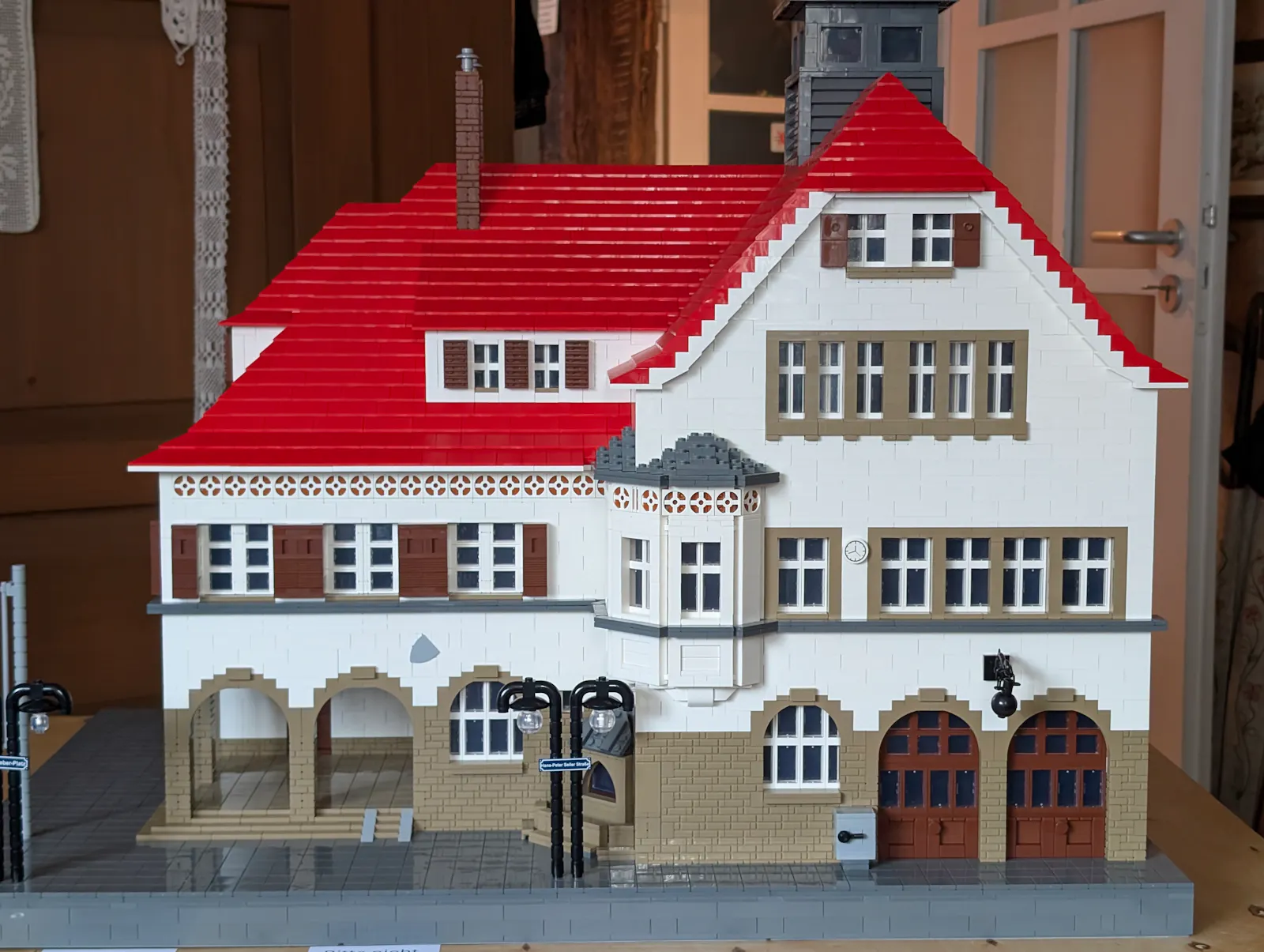 Der detailgetreue Nachbau des Hedelfinger Bezirksrathauses besteht aus 13.579 Legosteinen. Foto: Jürgen Brand
