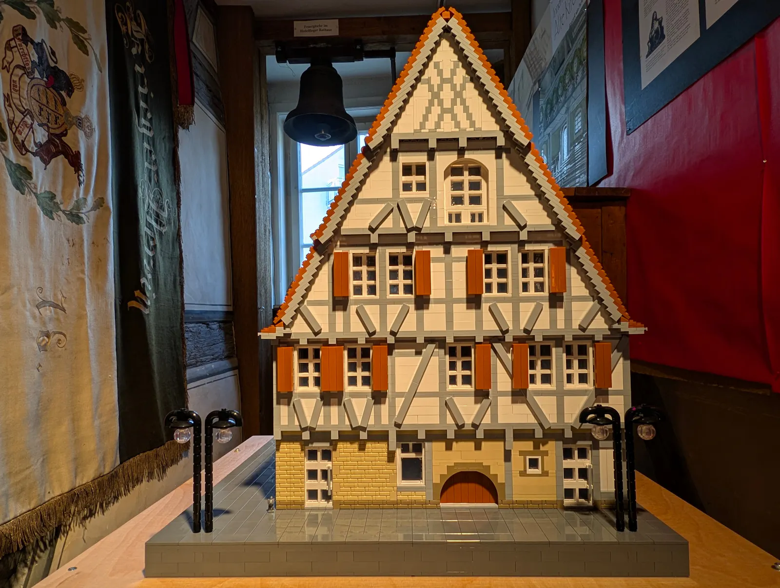 Jetzt steht der Lego-Nachbau im Original: das Alte Haus in Hedelfingen. Foto: Jürgen Brand