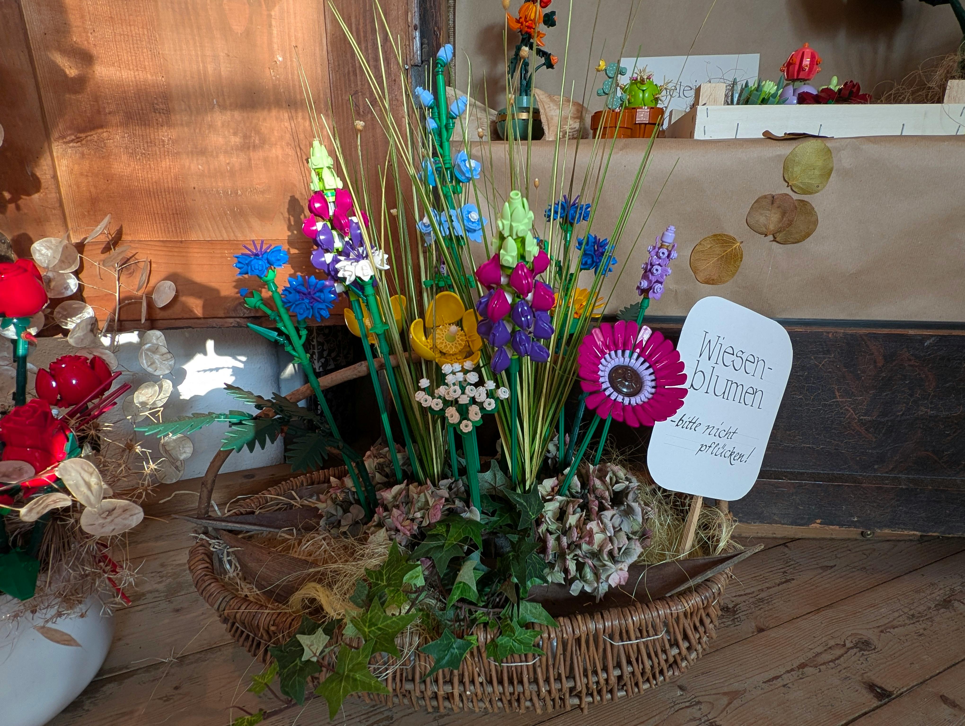 Manche der Lego-Blumen sehen täuschend echt aus. Foto: Jürgen Brand