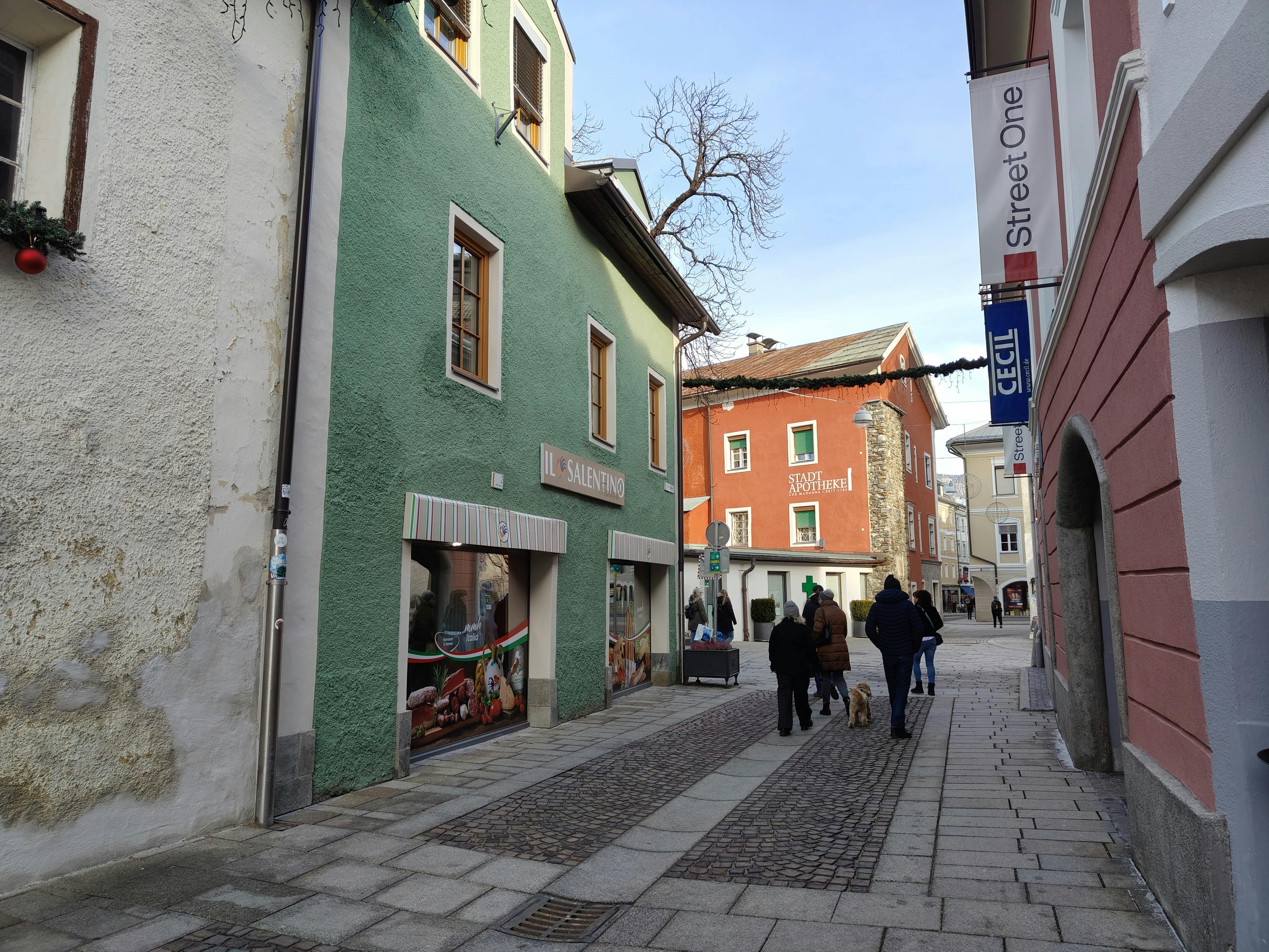 Rosengasse presents a street scene of historic colorful facades and storefronts | Rosengasse 19, 9900 Lienz