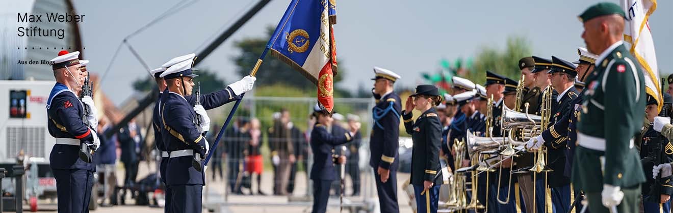 Französische Marineinfanteristen kommen am 6. Juni 2024 zur D-Day-Zeremonie am Utah Beach in der Normandie, Frankreich, in Utah Beach an.