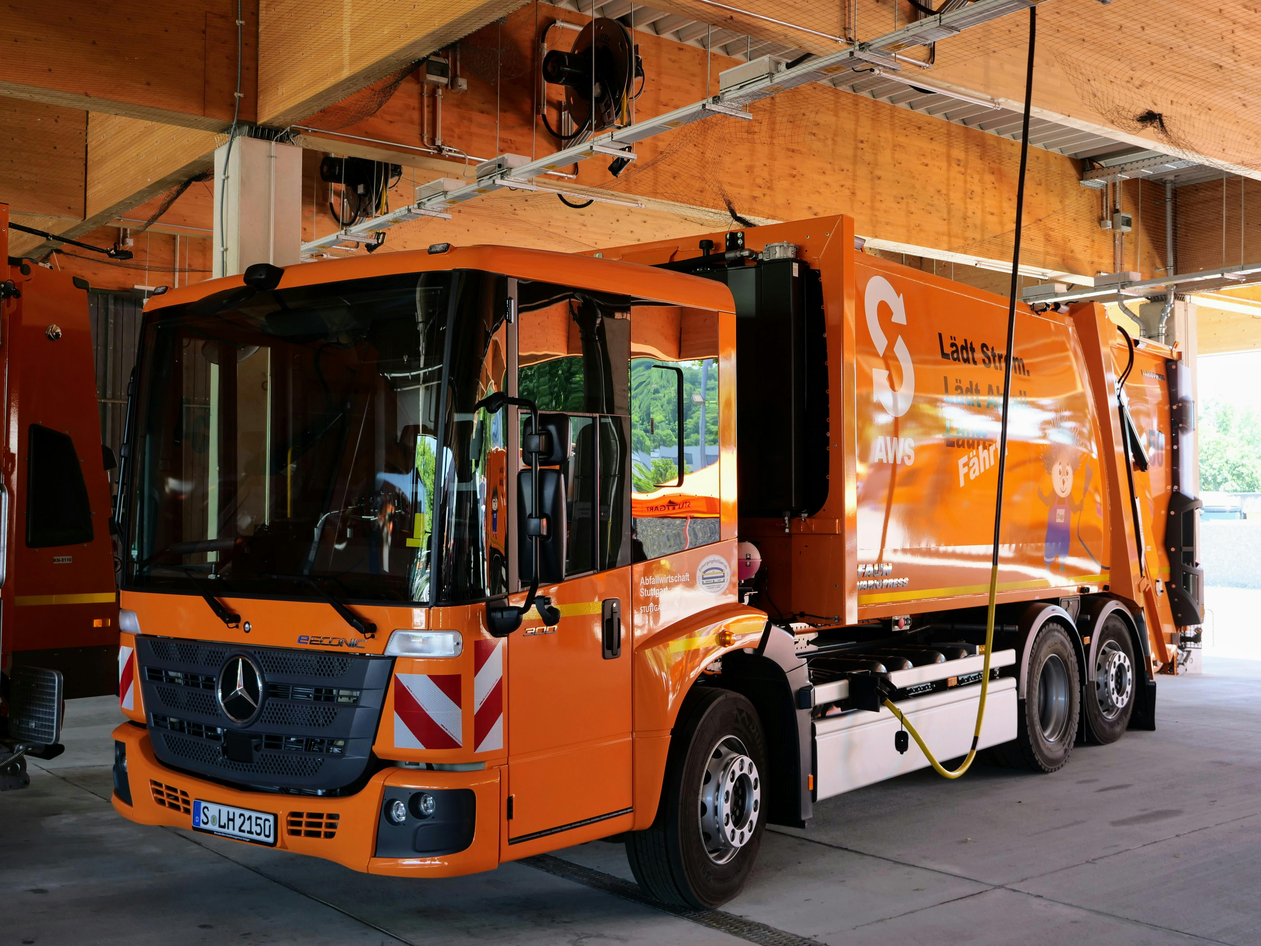 Müllabfuhr vollelektrisch: Eines der neuen eEconic-Müllfahrzeuge der AWS. Foto: Jürgen Brand