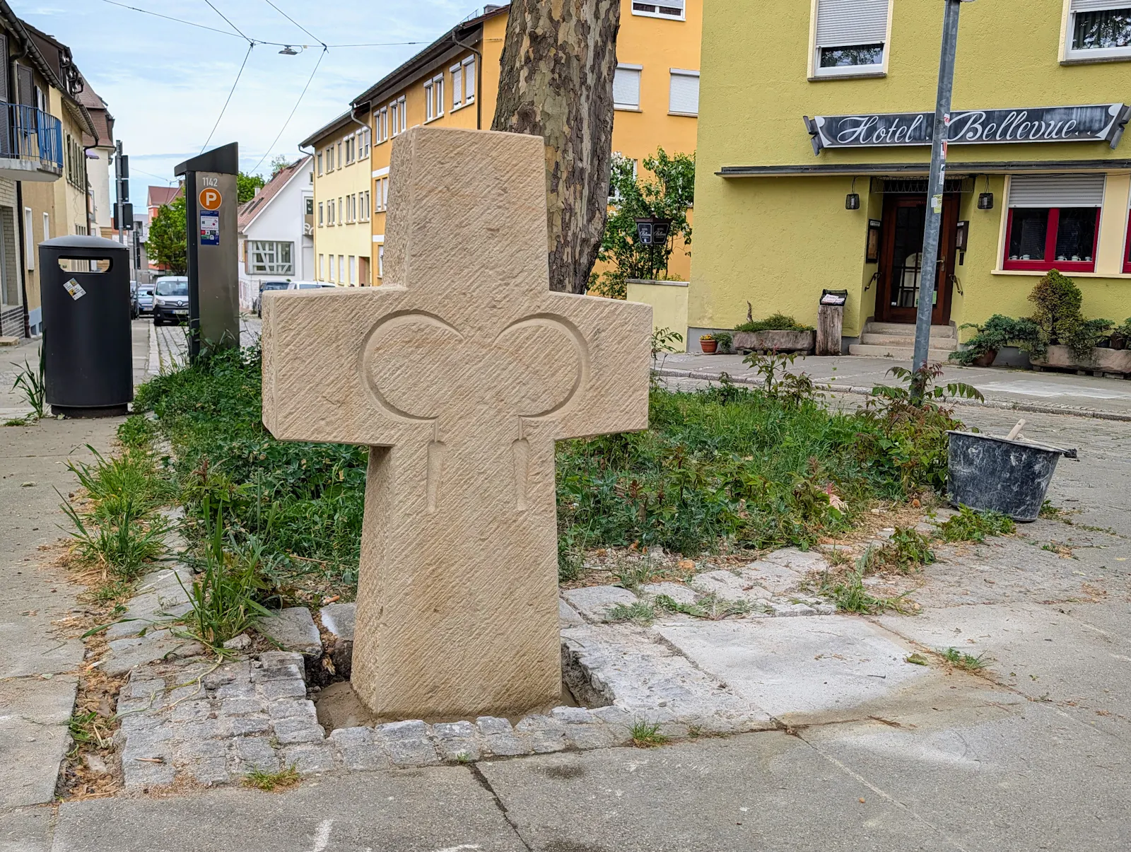 Seit Montag steht das neue Sühnekreuz an der Ecke Hornbergstraße / Schurwaldstraße in Stuttgart - Gaisburg. Foto: Jürgen Brand