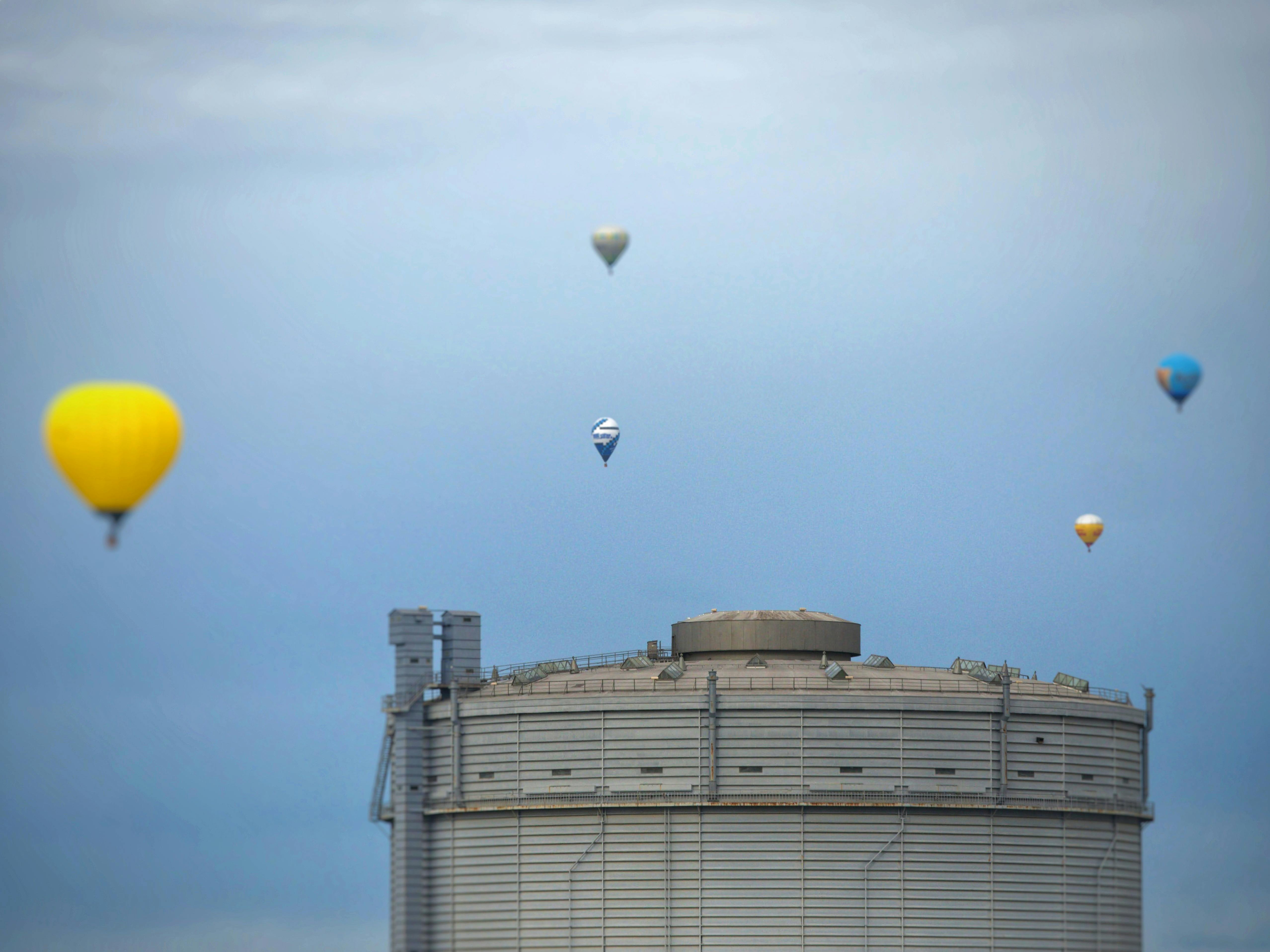 Bunte Heißluftballons sind zum Abschluss des Volksfestes rund um den Gaskessel geschwebt. Foto: Jürgen Brand
