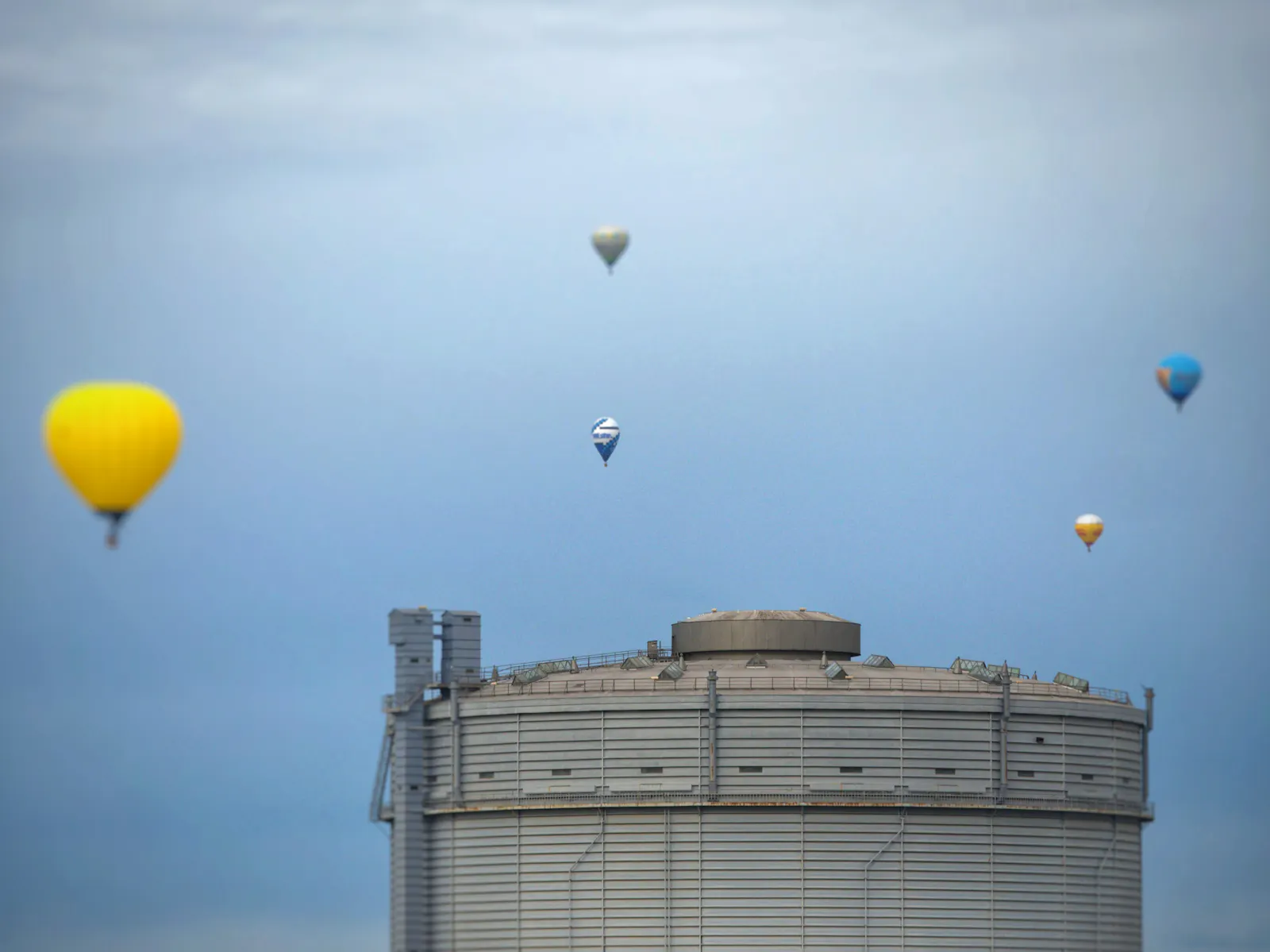 Bunte Heißluftballons sind zum Abschluss des Volksfestes rund um den Gaskessel geschwebt. Foto: Jürgen Brand