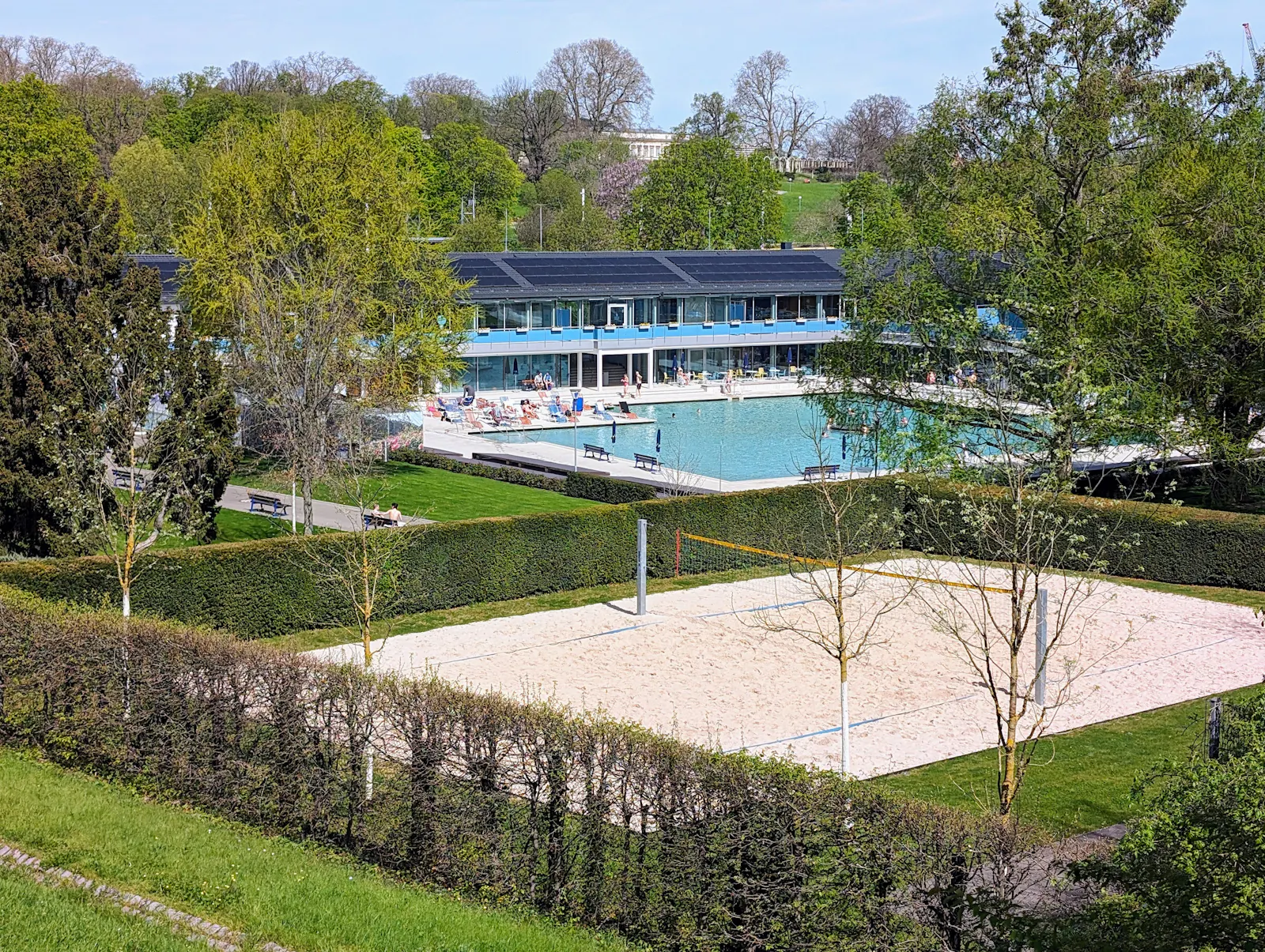 Das Mineralbad Berg ist bis auf Weiteres geschlossen. Diese Woche war das Wetter sowieso nicht so toll – aber pünktlich zu Pfingsten soll es wieder wärmer und schöner werden. Foto: Jürgen Brand
