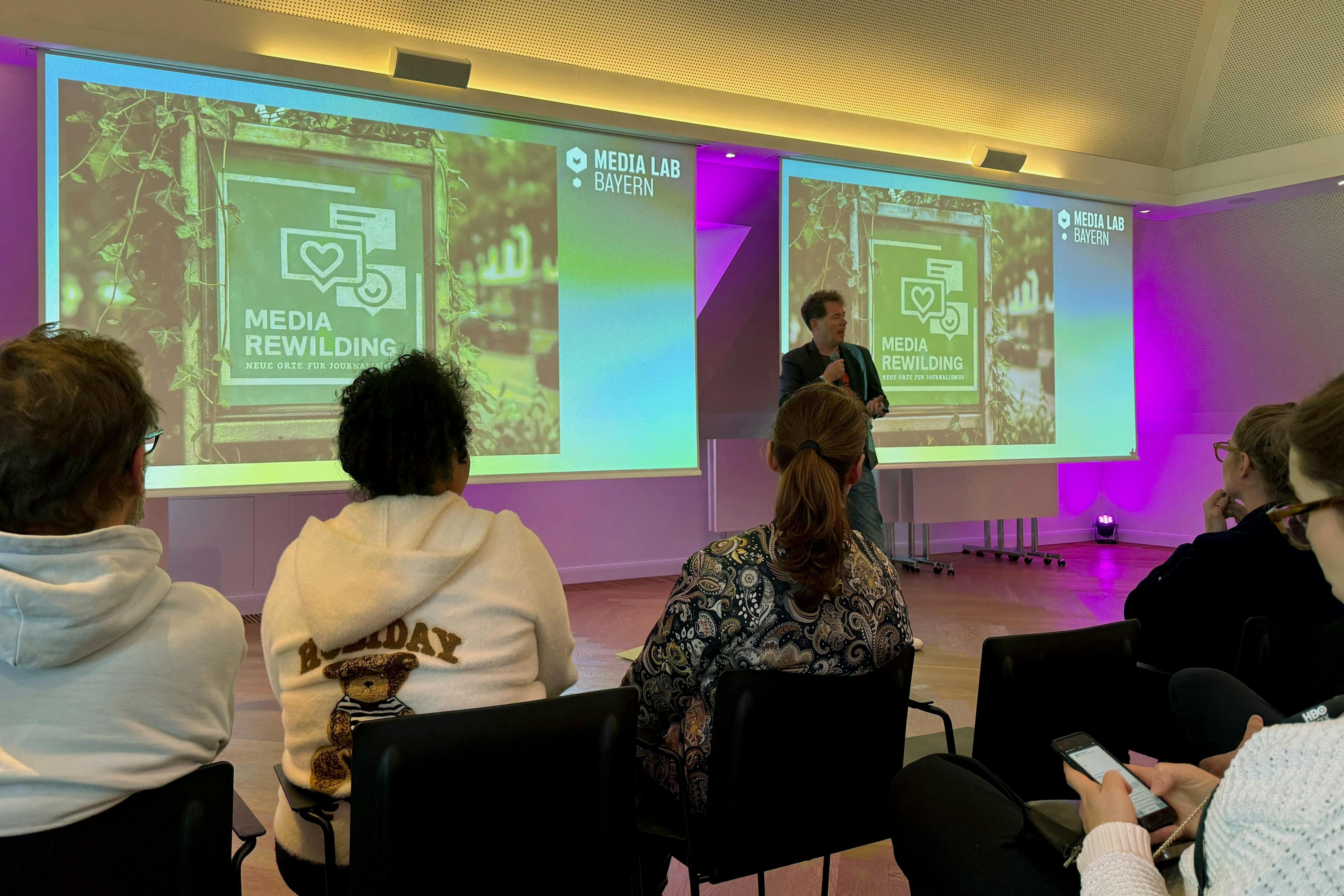 Alexander von Streit vor Präsentationsprojektion von Media Rewilding
