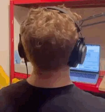 GIF-Bild, auf dem ich, Sebastian Heinrich, vor meinem PC, mit Kopfhörern und vor dem Mikrofon während der Aufnahme der jüngsten Podcast-Episoden zu sehen bin.