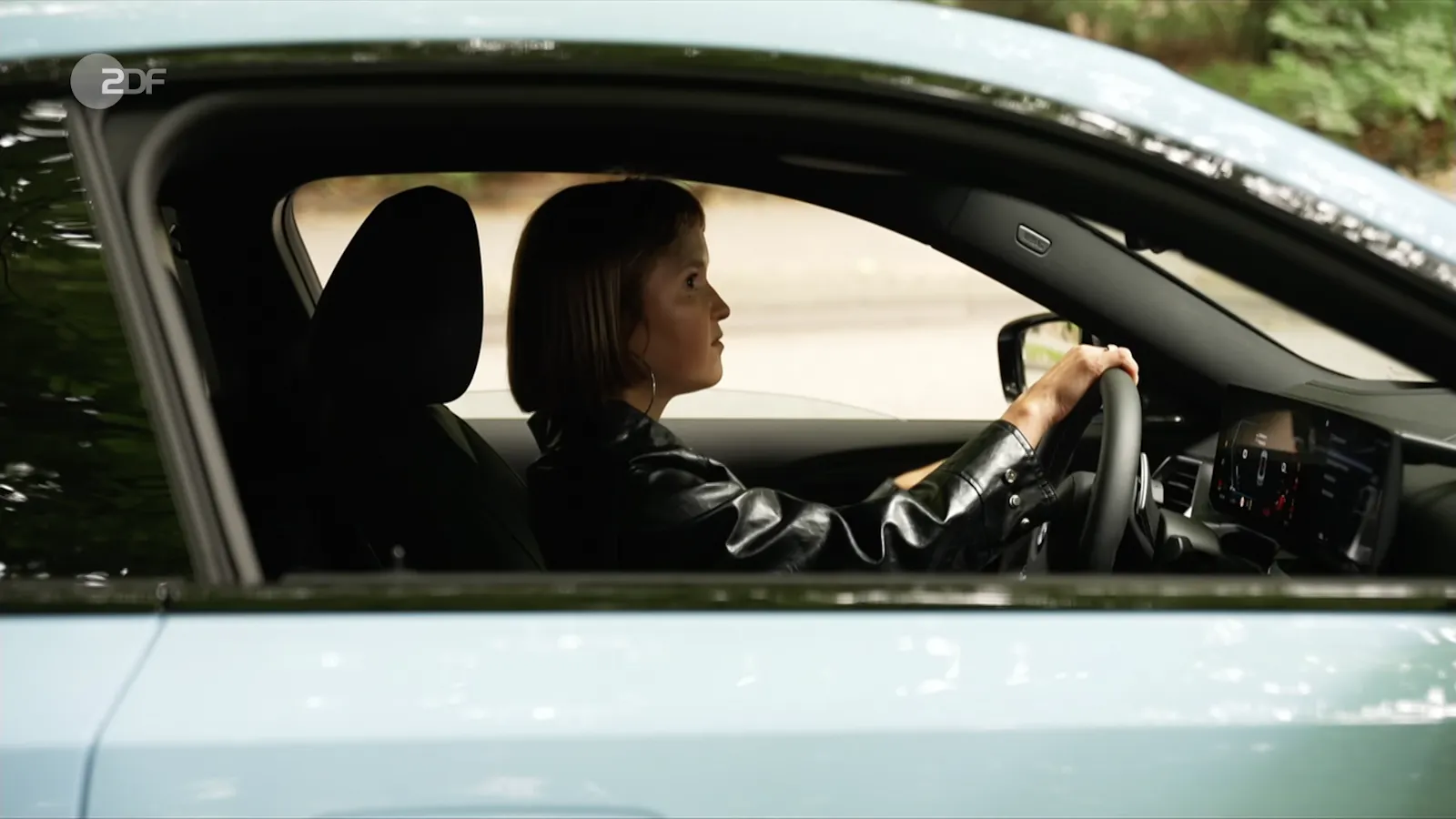Caroline Wahl sitzt in ihrem BMW-Sportwagen.
