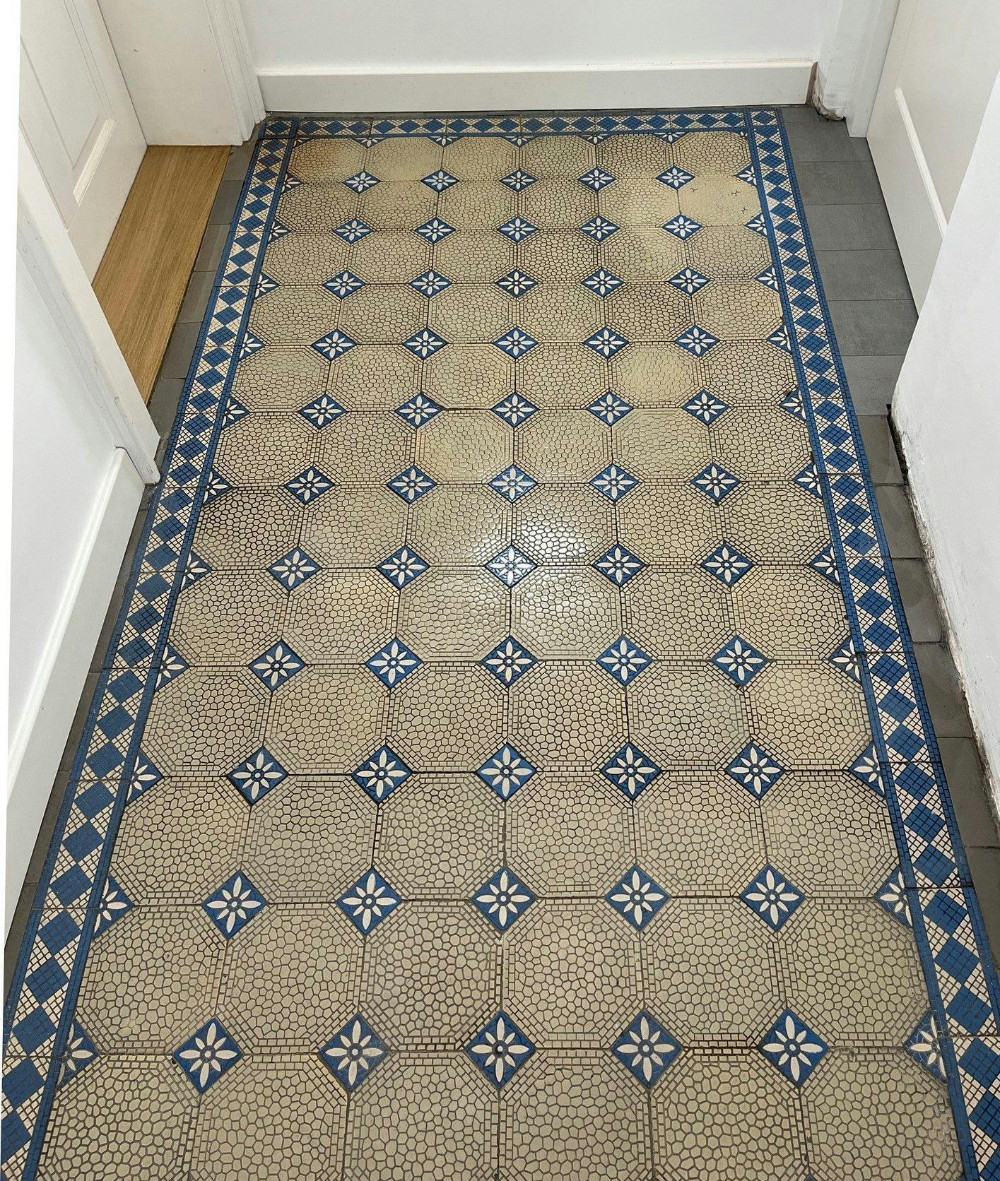 Blick auf den mehr als 100 Jahre alten Mosaikboden nach der Restaurierung. © MARKUS BARAL | Raum-Ästhetik in Stein