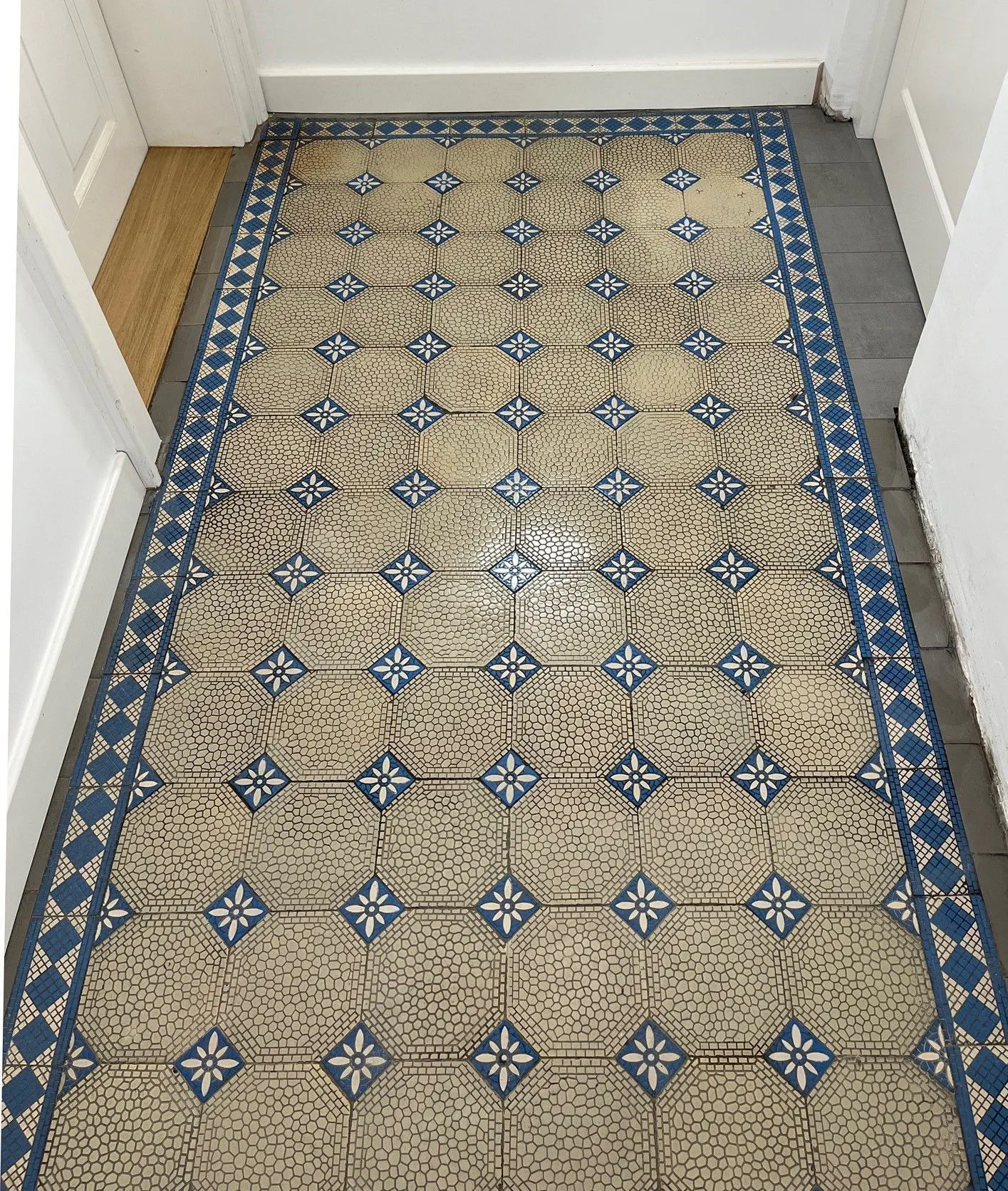 Blick auf den mehr als 100 Jahre alten Mosaikboden nach der Restaurierung. © MARKUS BARAL | Raum-Ästhetik in Stein