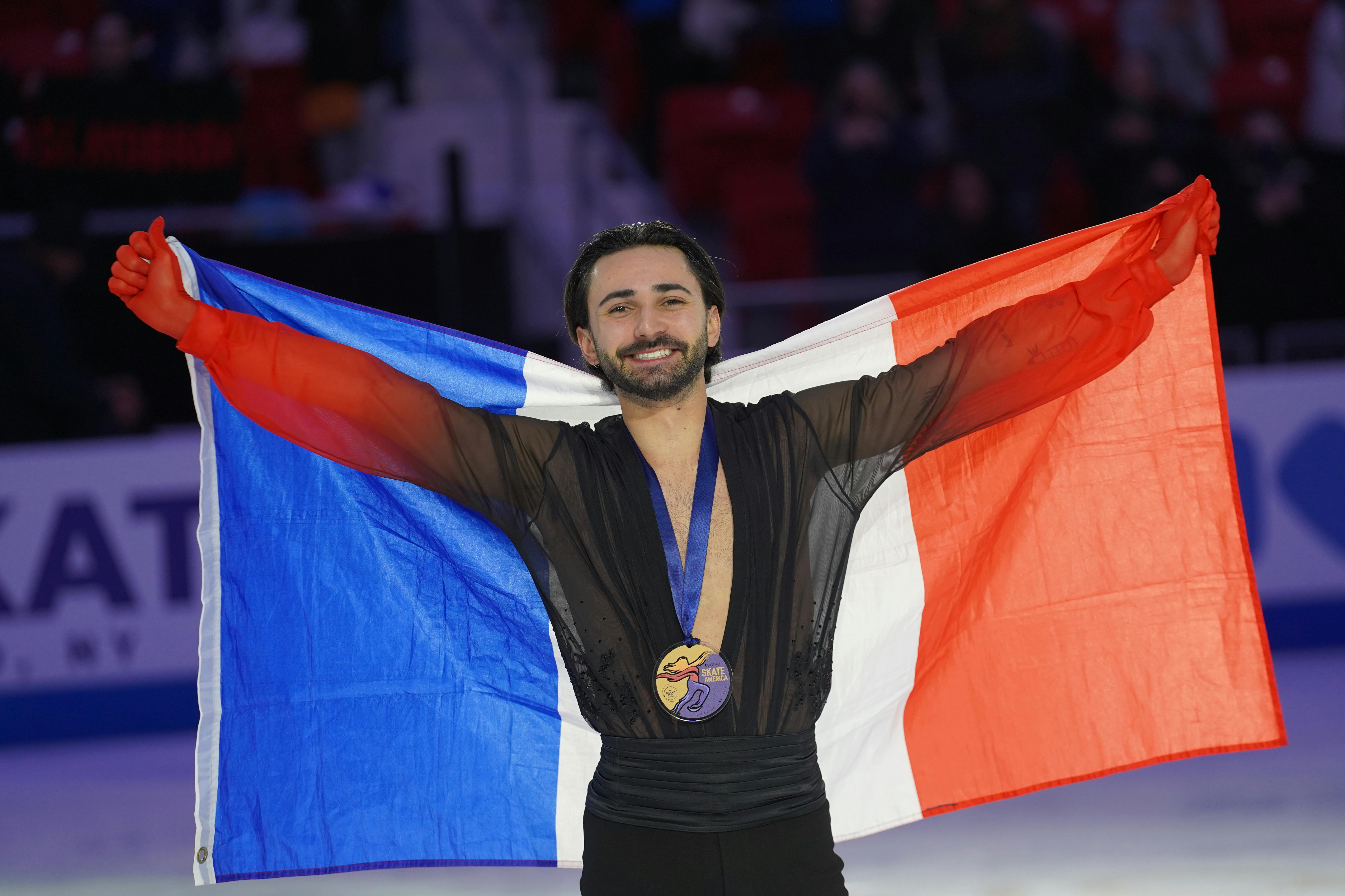 Kevin Aymoz posiert mit seiner Goldmedaille und der französischen Fahne